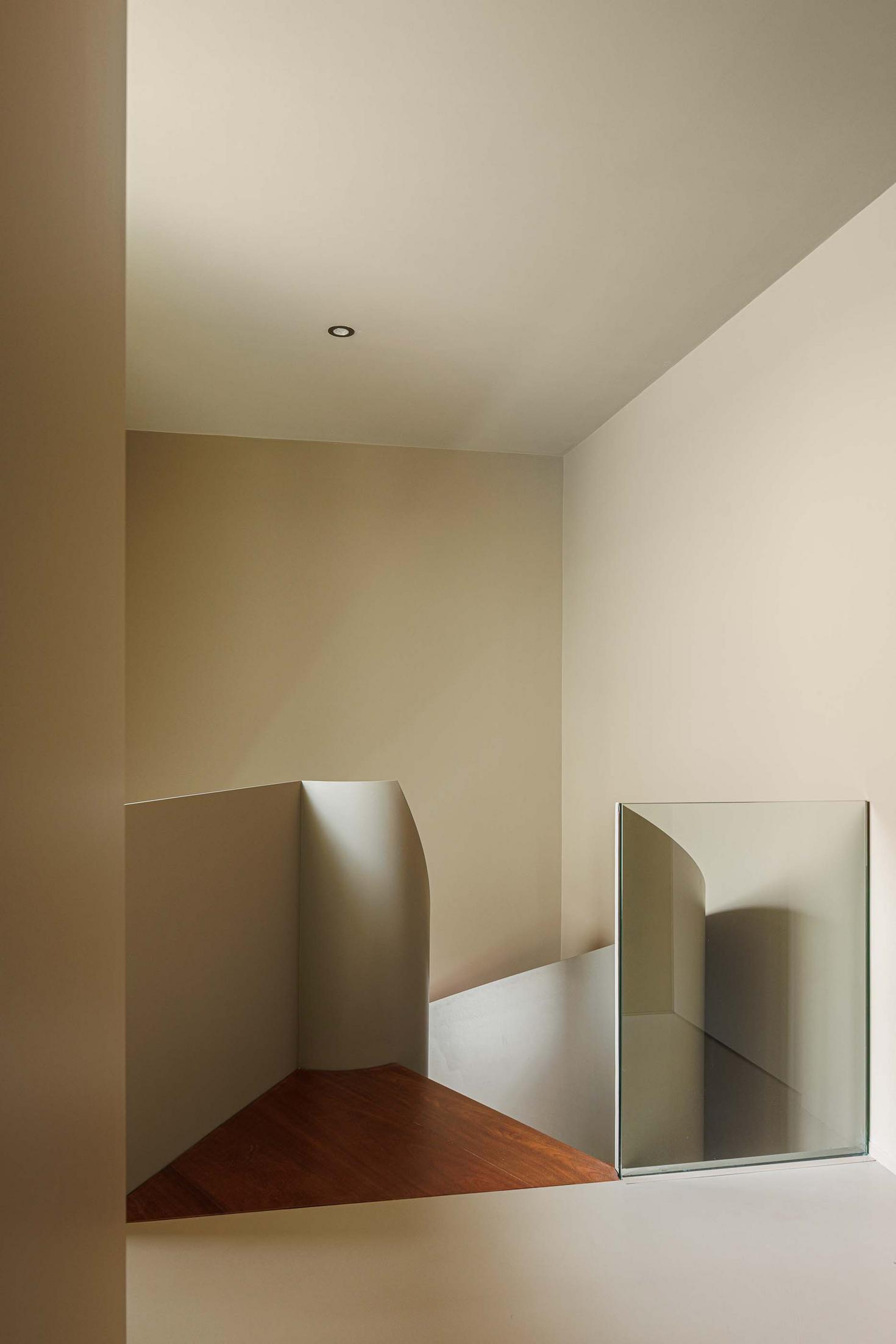 Corredor: Corredor minimalista com pavimento em madeira e espelho. — Assembleia da Granja arquitetura Lousinha Arquitectos em Vila Nova de Gaia