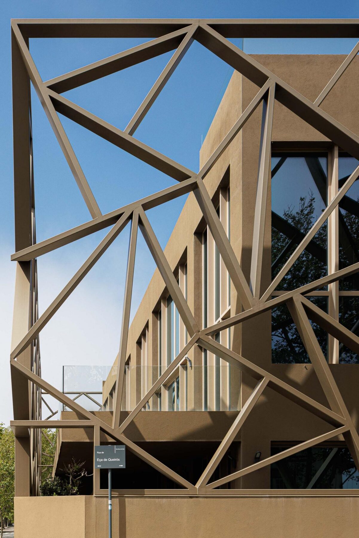 Exterior: Detalhe da estrutura metálica geométrica na fachada do edifício. — Assembleia da Granja arquitetura Lousinha Arquitectos em Vila Nova de Gaia