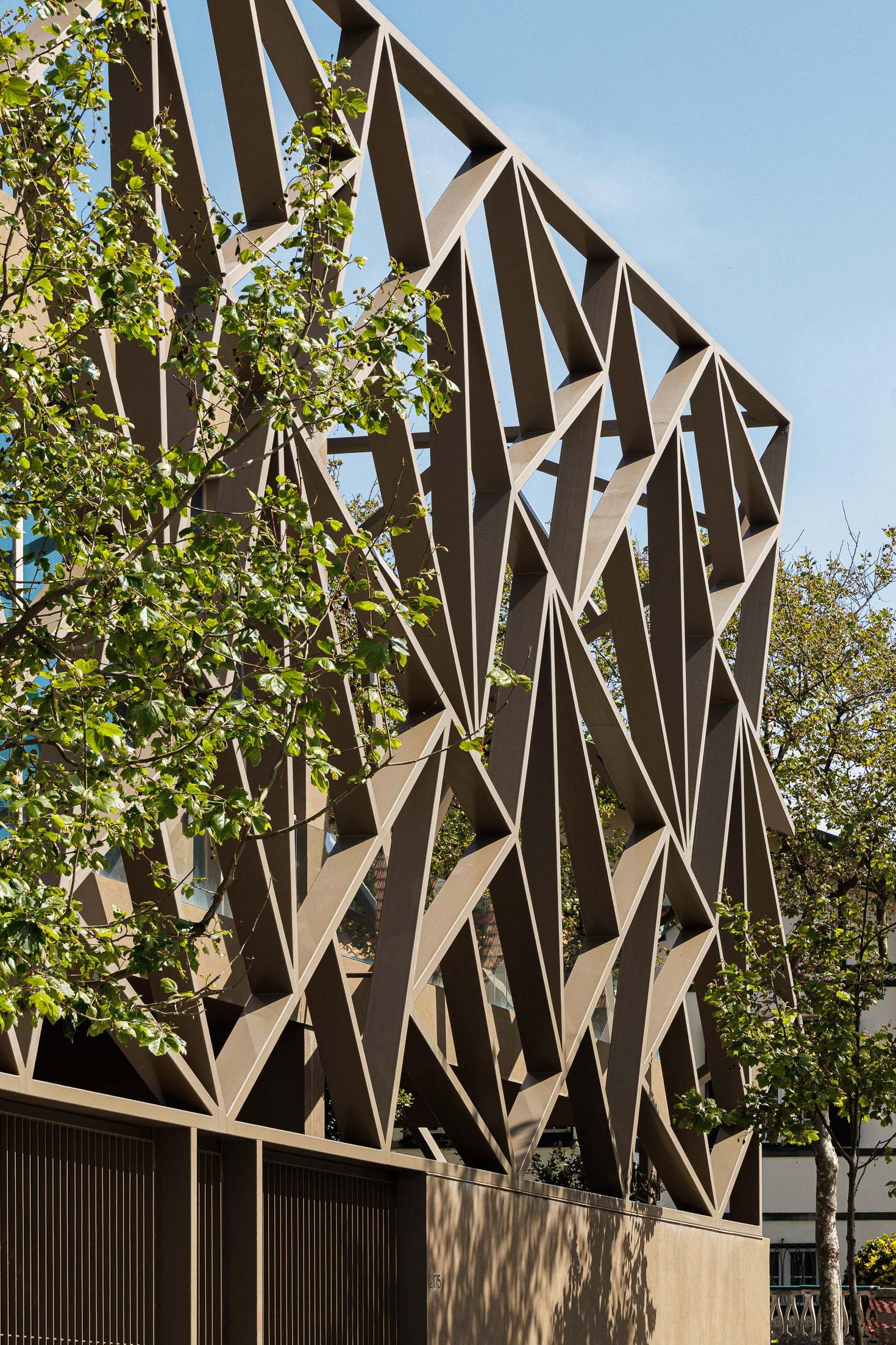 Exterior: Estrutura metálica em padrão geométrico na fachada do edifício. — Assembleia da Granja arquitetura Lousinha Arquitectos em Vila Nova de Gaia