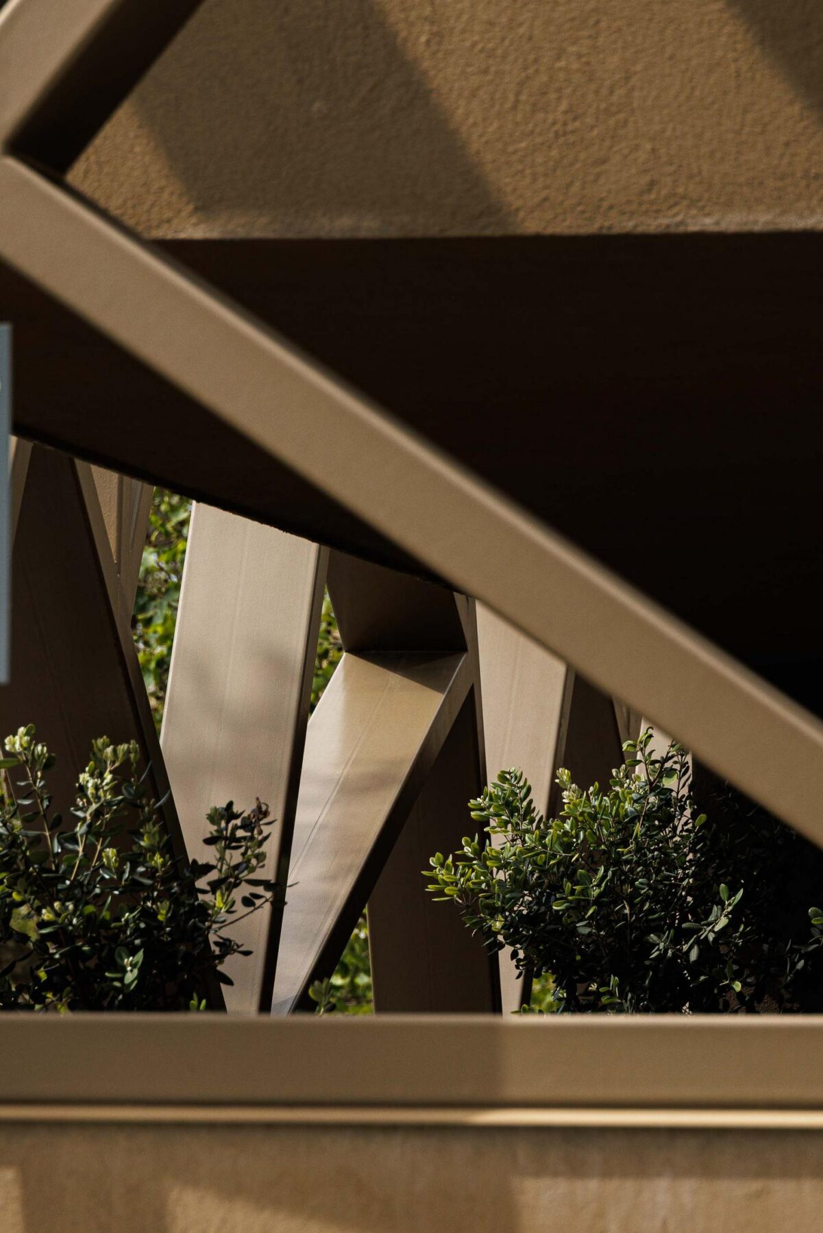 Exterior: Vista aproximada da estrutura metálica e vegetação na fachada. — Assembleia da Granja arquitetura Lousinha Arquitectos em Vila Nova de Gaia