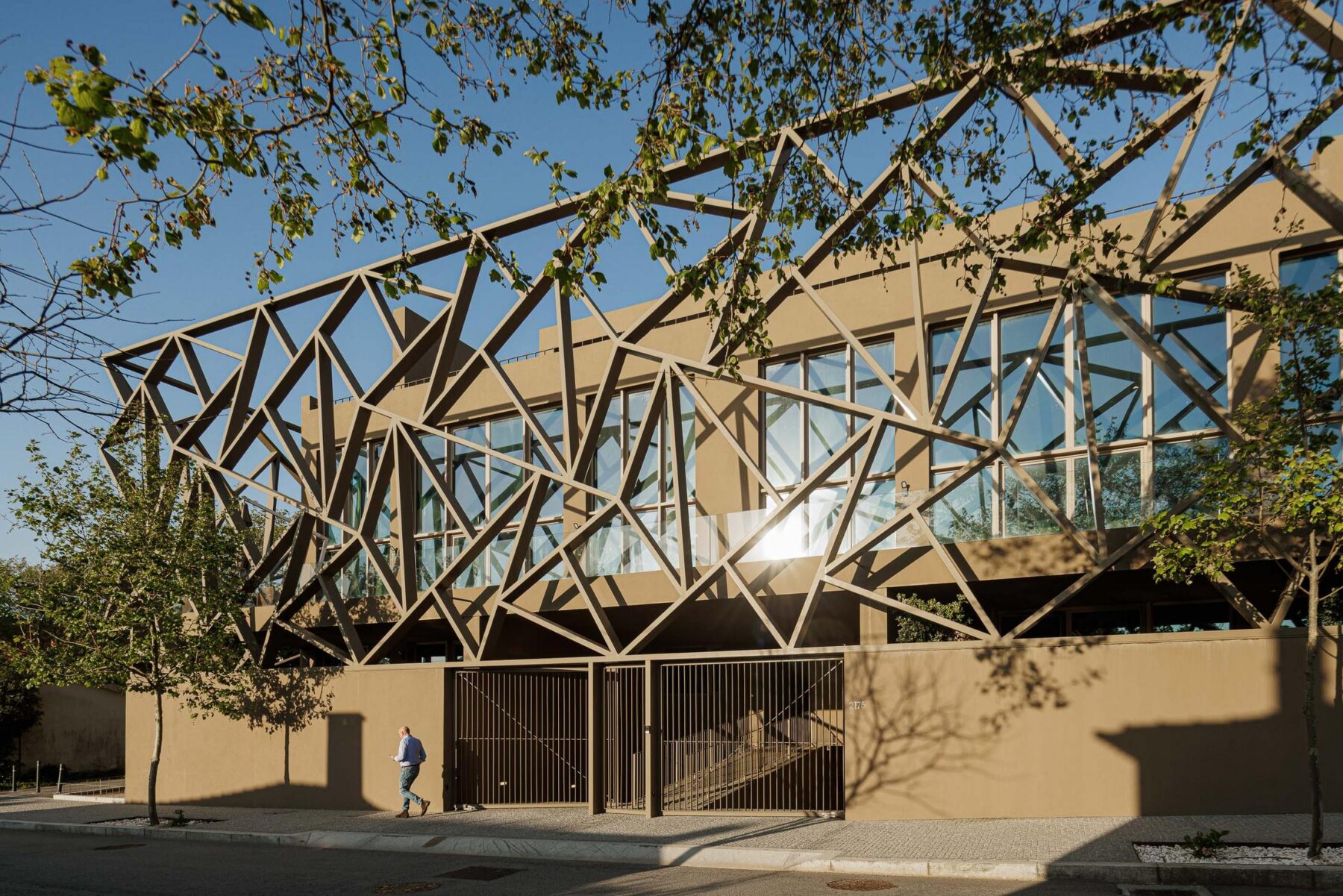 Exterior: Fachada do edifício com estrutura metálica e portão de entrada. — Assembleia da Granja arquitetura Lousinha Arquitectos em Vila Nova de Gaia