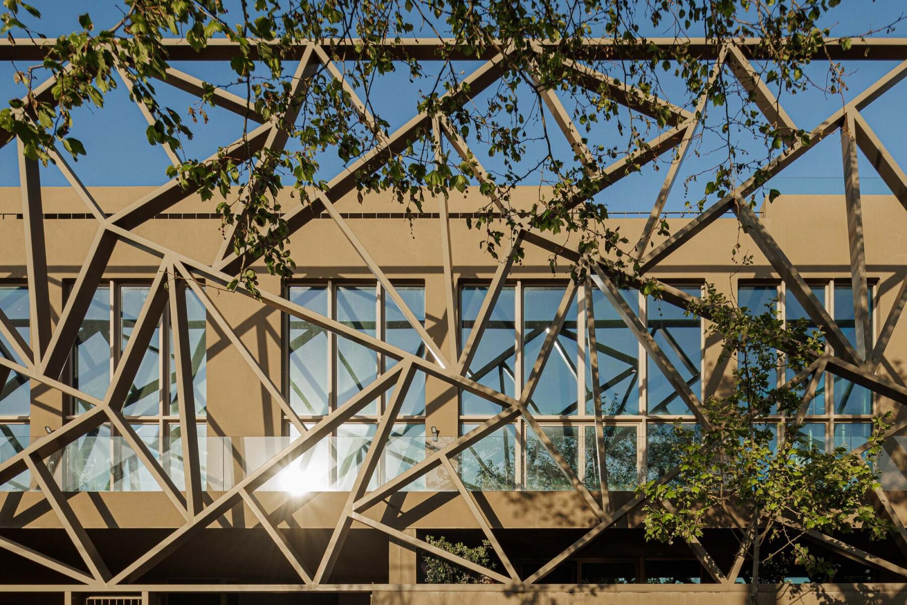 Exterior: Detalhe da estrutura metálica na fachada com janelas e vegetação. — Assembleia da Granja arquitetura Lousinha Arquitectos em Vila Nova de Gaia