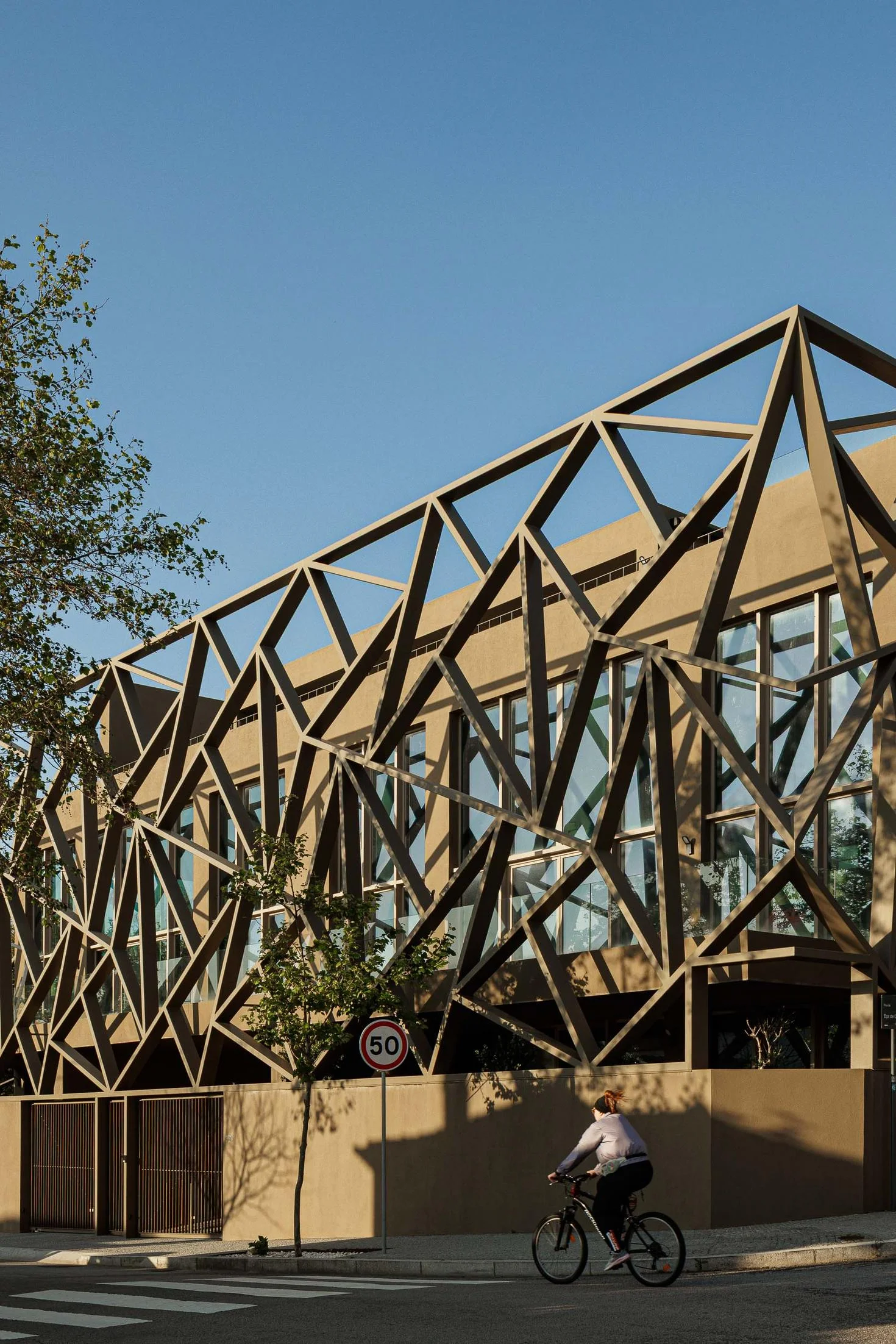 Exterior: Edif&iacute;cio com estrutura met&aacute;lica geom&eacute;trica e c&eacute;u azul ao fundo. &mdash; Assembleia da Granja arquitetura Lousinha Arquitectos em Vila Nova de Gaia