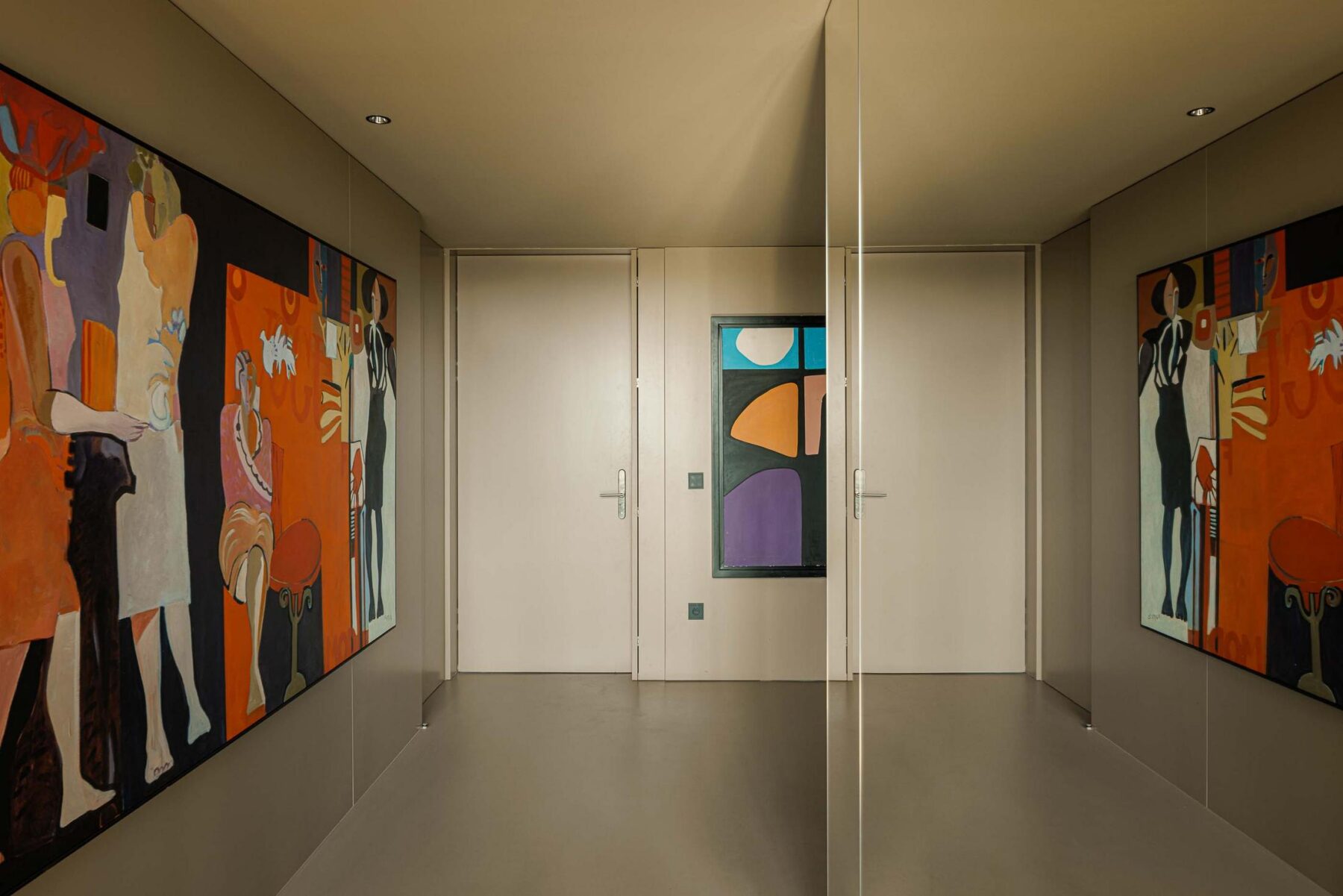 Corredor: Corredor com espelhos e quadros coloridos nas paredes. — Assembleia da Granja arquitetura Lousinha Arquitectos em Vila Nova de Gaia