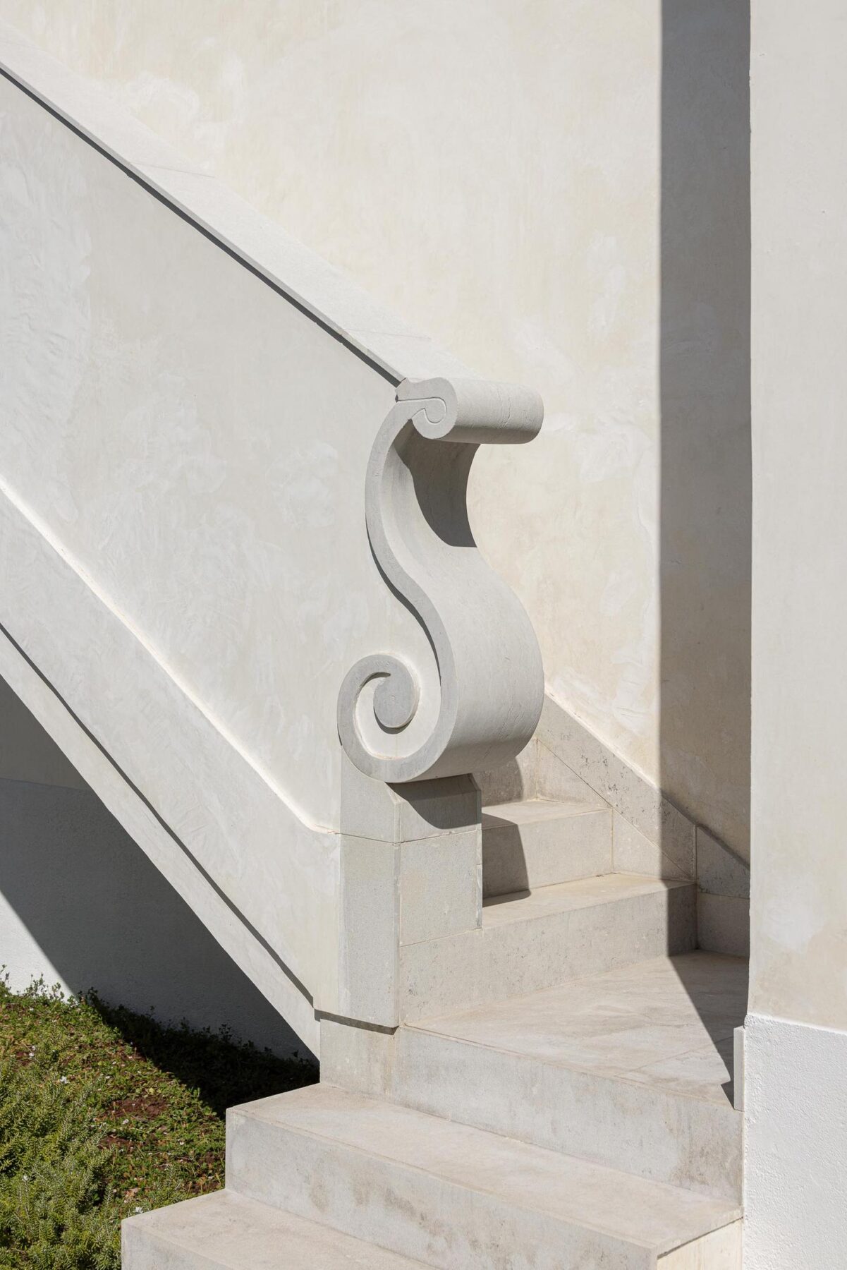 Exterior, escadaria, pedra, reboco, iluminação natural, clássico, detalhe arquitetónico, sombra. — The Frame – Praia da Poça por ARX Portugal - Arquitectos, Boost Studio em Estoril