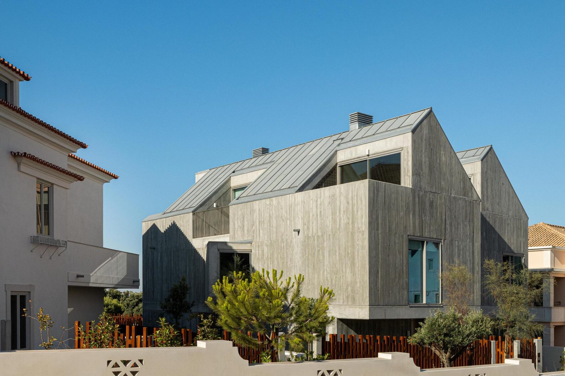 Fachada, betão, zinco, vidro, contemporâneo, minimalista, exterior, iluminação natural. — The Frame – Praia da Poça por ARX Portugal - Arquitectos, Boost Studio em Estoril
