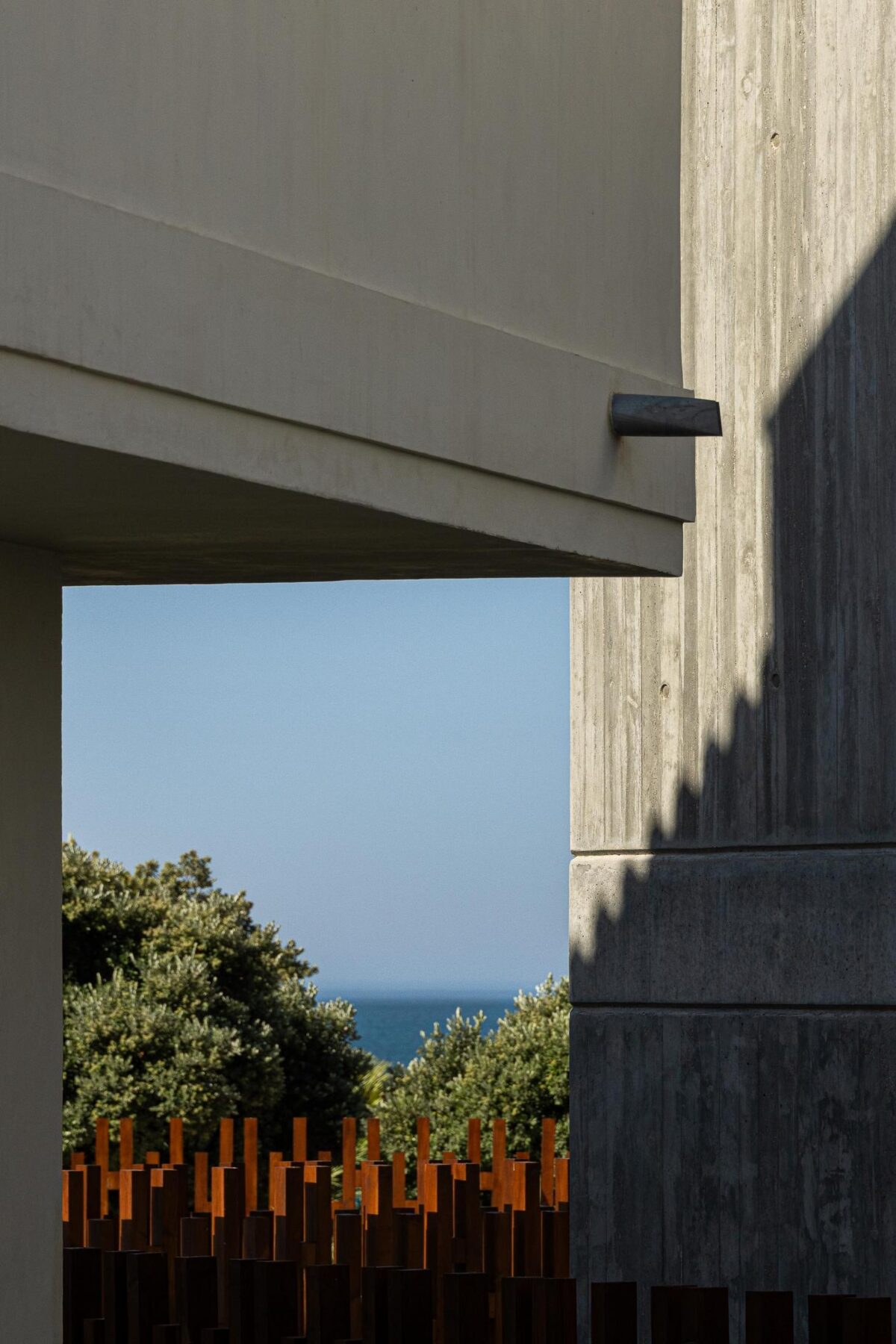 Exterior, betão, metal, vista mar, iluminação natural, minimalista, contemporâneo, fachada. — The Frame – Praia da Poça por ARX Portugal - Arquitectos, Boost Studio em Estoril