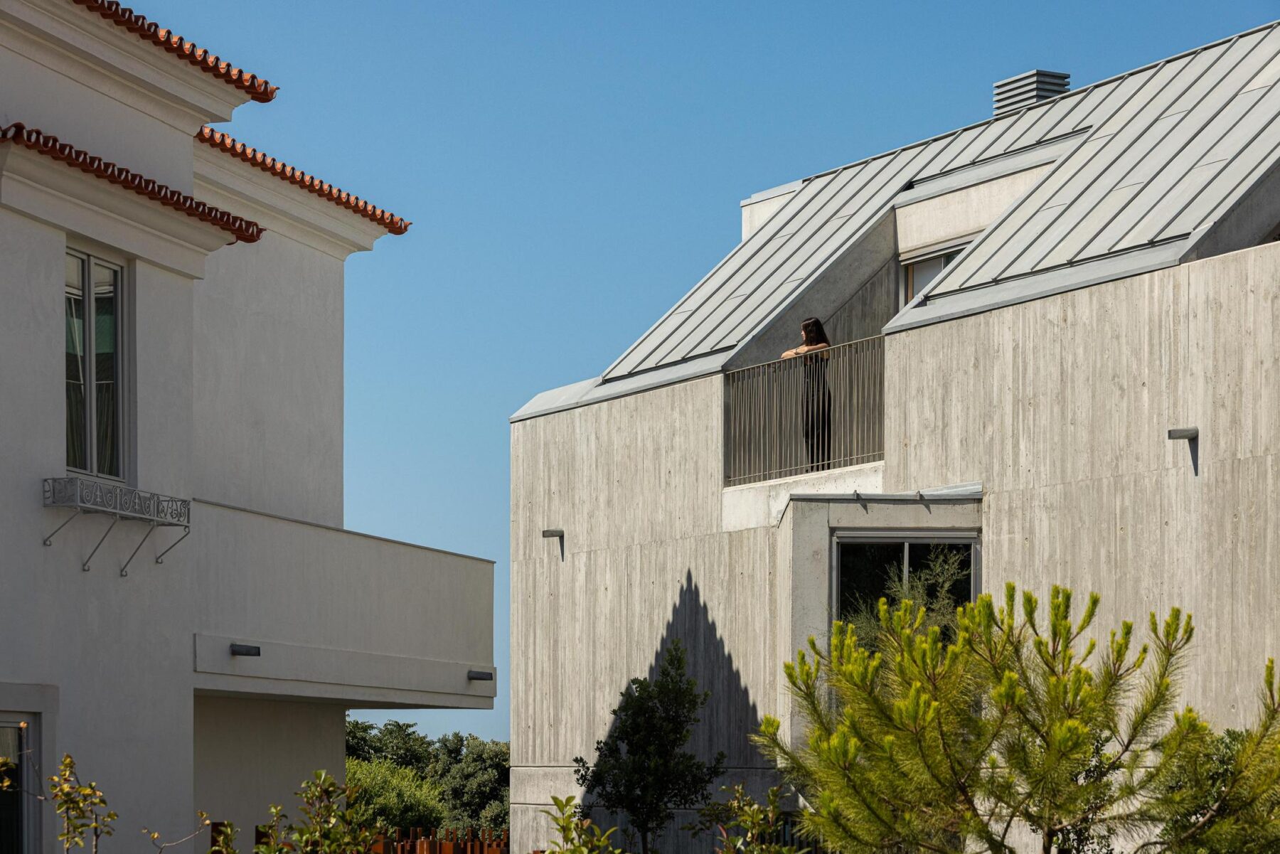 Exterior, fachada, betão, zinco, varanda, contemporâneo, iluminação natural, minimalista — The Frame – Praia da Poça por ARX Portugal - Arquitectos, Boost Studio em Estoril