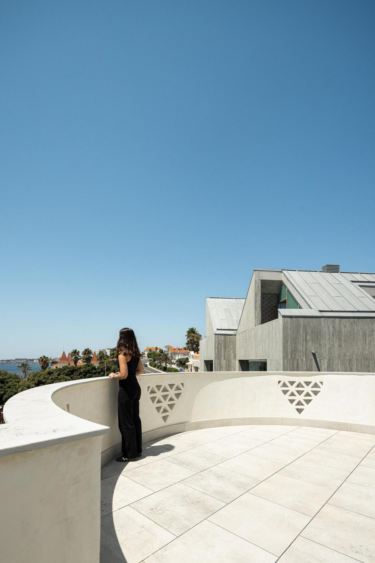 Terraço, betão, zinco, vista mar, contemporâneo, minimalista, iluminação natural, exterior — The Frame – Praia da Poça por ARX Portugal - Arquitectos, Boost Studio em Estoril