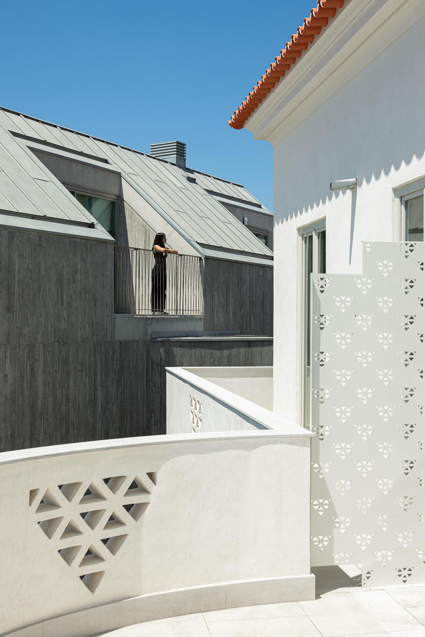 Exterior, fachada, betão, zinco, reboco, minimalista, contemporâneo, varanda. — The Frame – Praia da Poça por ARX Portugal - Arquitectos, Boost Studio em Estoril