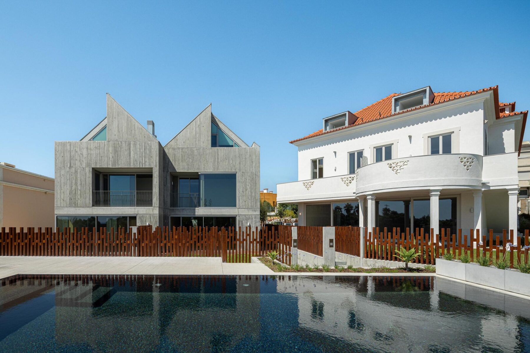 Exterior, fachada, betão, vidro, madeira, piscina, contemporâneo, minimalista. — The Frame – Praia da Poça por ARX Portugal - Arquitectos, Boost Studio em Estoril