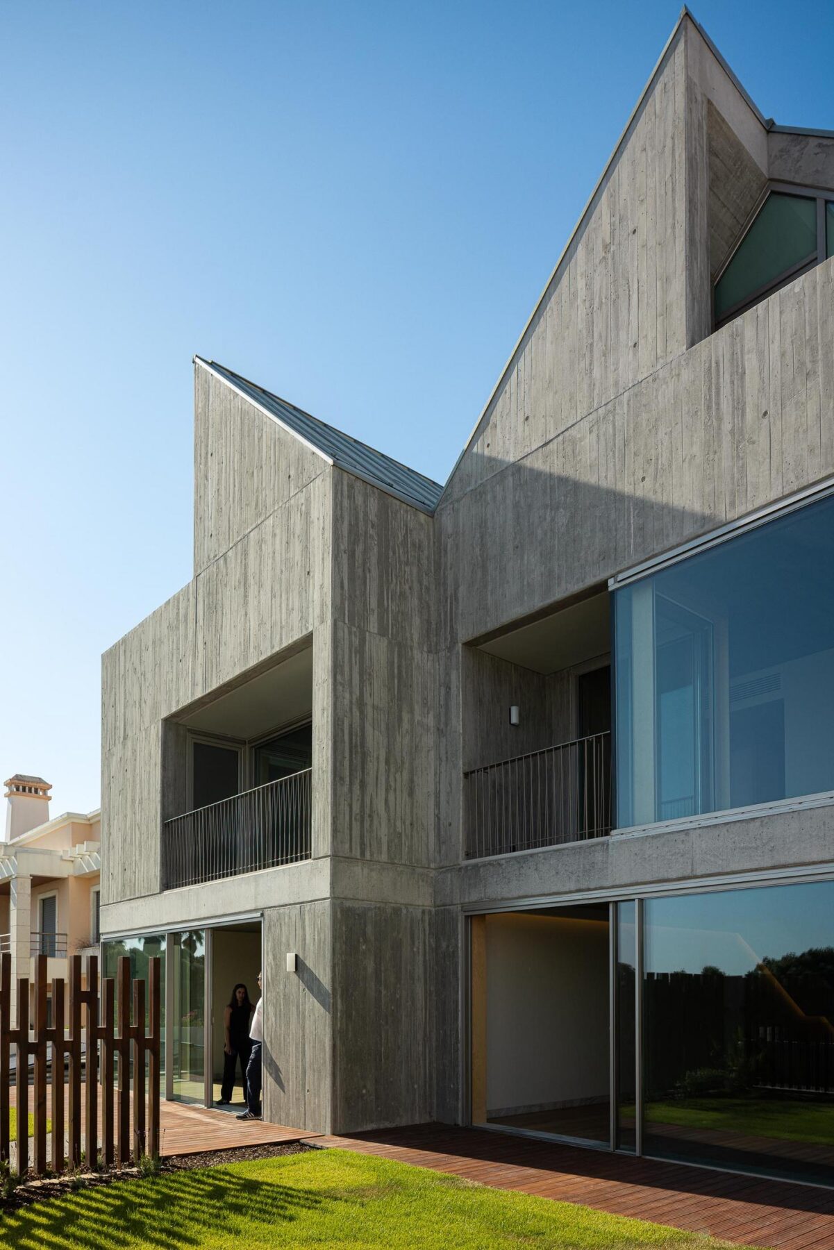 Fachada, exterior, betão, vidro, madeira, minimalista, contemporâneo, varanda — The Frame – Praia da Poça por ARX Portugal - Arquitectos, Boost Studio em Estoril