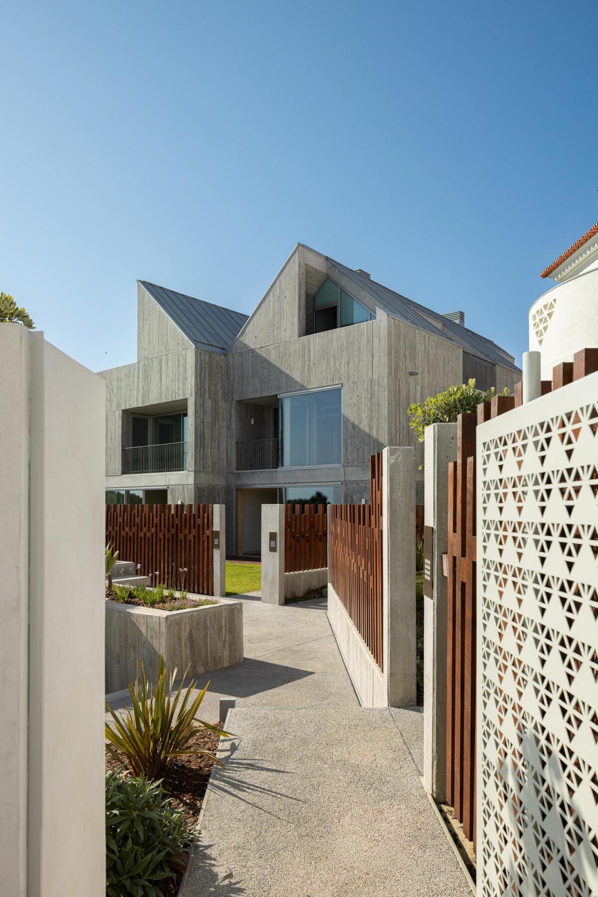 Exterior, fachada, betão, madeira, vidro, minimalista, contemporâneo, iluminação natural. — The Frame – Praia da Poça por ARX Portugal - Arquitectos, Boost Studio em Estoril
