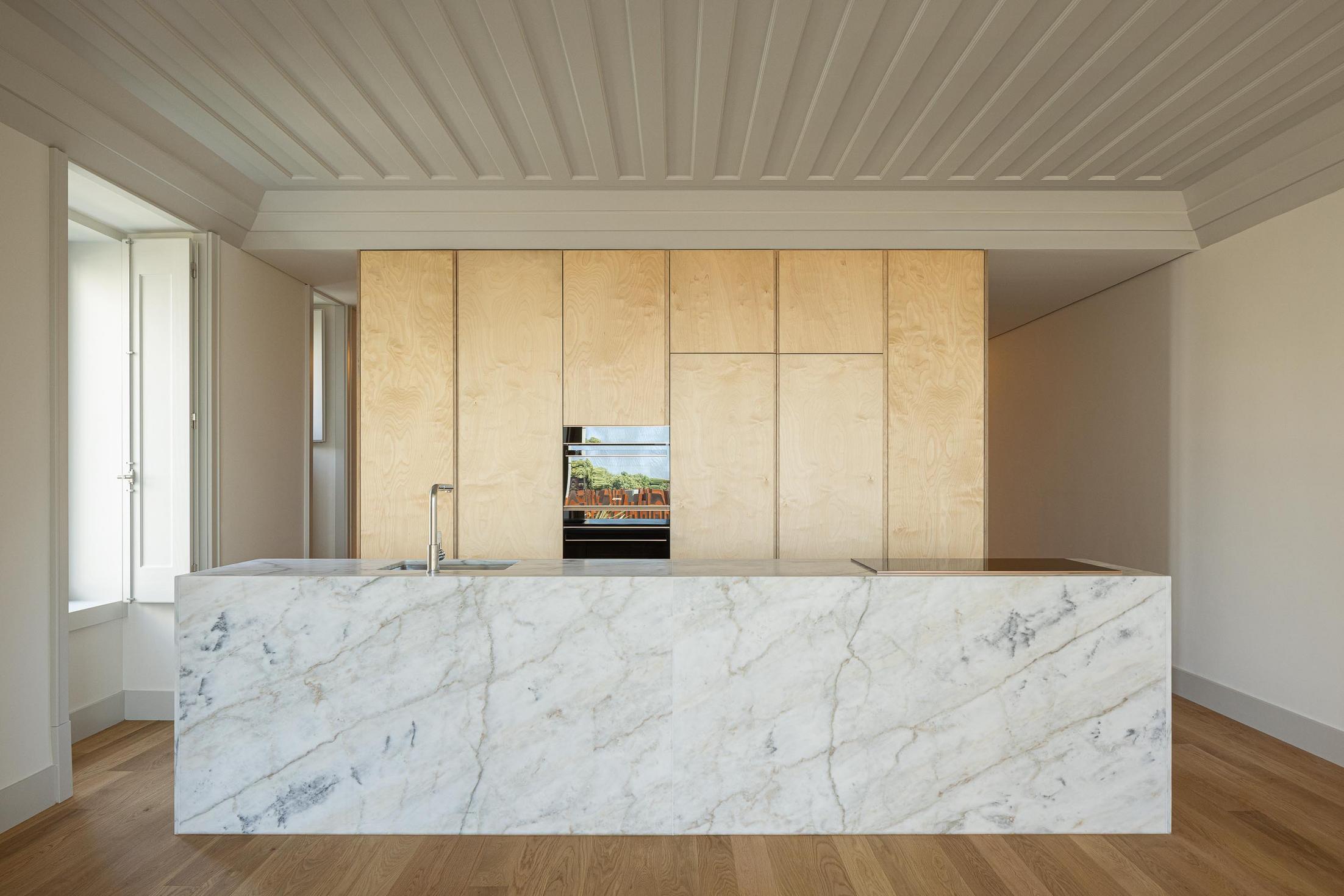 Interior, cozinha, madeira, mármore, iluminação natural, minimalista, contemporâneo, cerâmica. — The Frame – Praia da Poça por ARX Portugal - Arquitectos, Boost Studio em Estoril