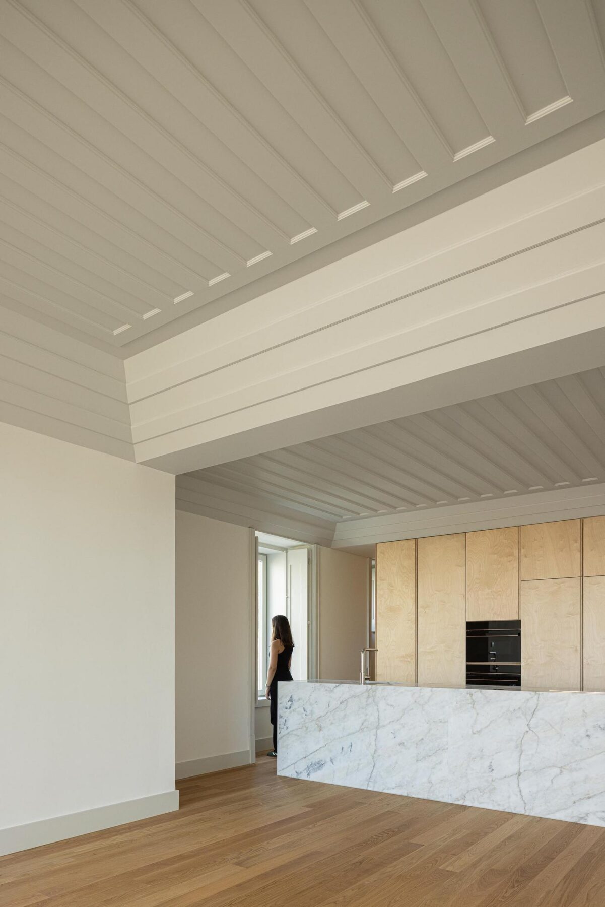 Interior, cozinha, madeira, mármore, iluminação natural, open space, contemporâneo, reabilitação. — The Frame – Praia da Poça por ARX Portugal - Arquitectos, Boost Studio em Estoril