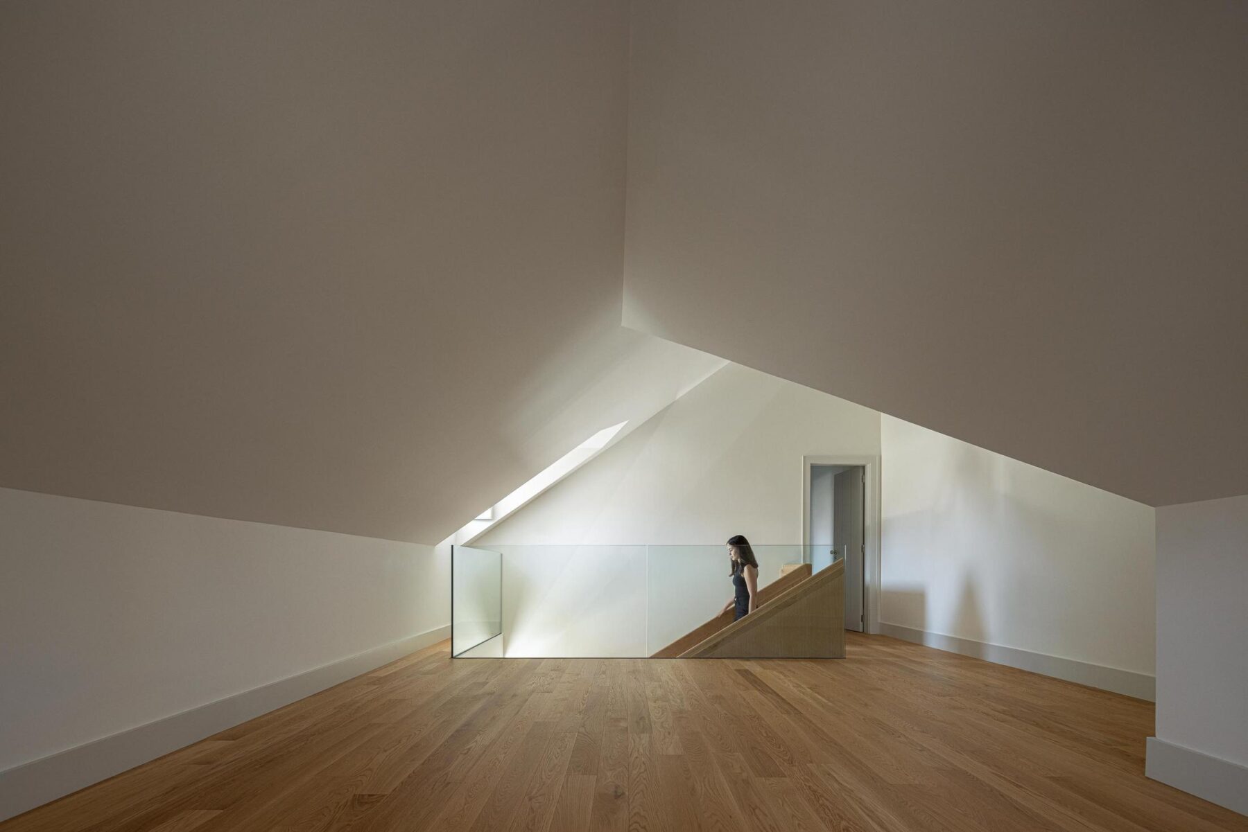 Interior, sótão, madeira, vidro, escadaria, iluminação natural, minimalista, contemporâneo. — The Frame – Praia da Poça por ARX Portugal - Arquitectos, Boost Studio em Estoril