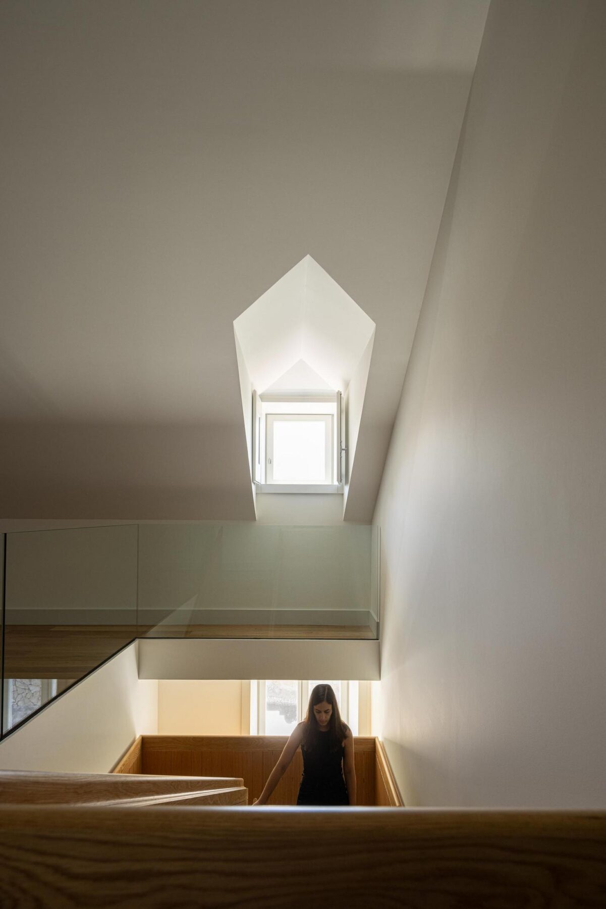 Interior, escadaria, madeira, vidro, iluminação natural, minimalista, contemporâneo, reboco — The Frame – Praia da Poça por ARX Portugal - Arquitectos, Boost Studio em Estoril