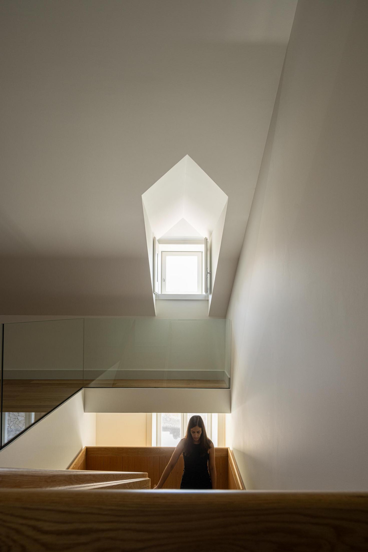 Interior, escadaria, madeira, vidro, iluminação natural, minimalista, contemporâneo, reboco — The Frame – Praia da Poça por ARX Portugal - Arquitectos, Boost Studio em Estoril
