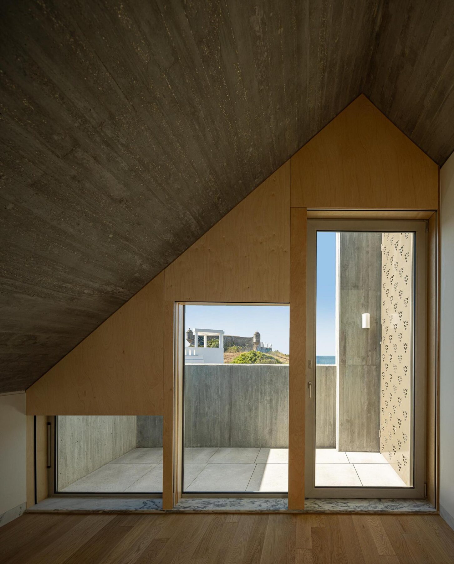 Interior, betão, madeira, varanda, iluminação natural, minimalista, contemporâneo, vista mar — The Frame – Praia da Poça por ARX Portugal - Arquitectos, Boost Studio em Estoril