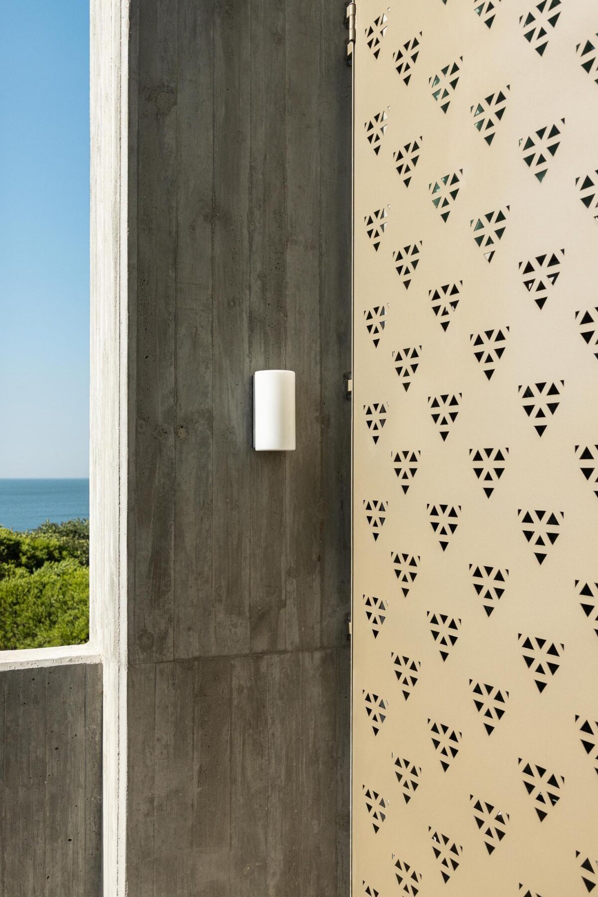 Exterior, betão, metal, vista mar, iluminação natural, contemporâneo, minimalista, fachada — The Frame – Praia da Poça por ARX Portugal - Arquitectos, Boost Studio em Estoril