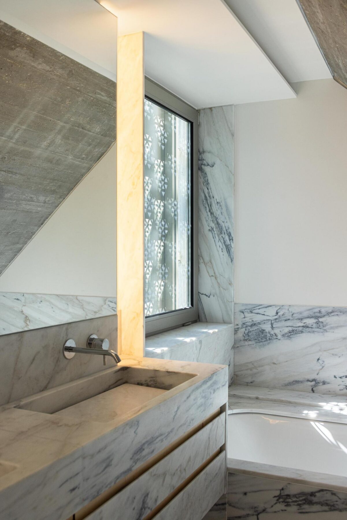 Casa de banho, mármore, betão, vidro, minimalista, iluminação natural, contemporâneo, interior — The Frame – Praia da Poça por ARX Portugal - Arquitectos, Boost Studio em Estoril