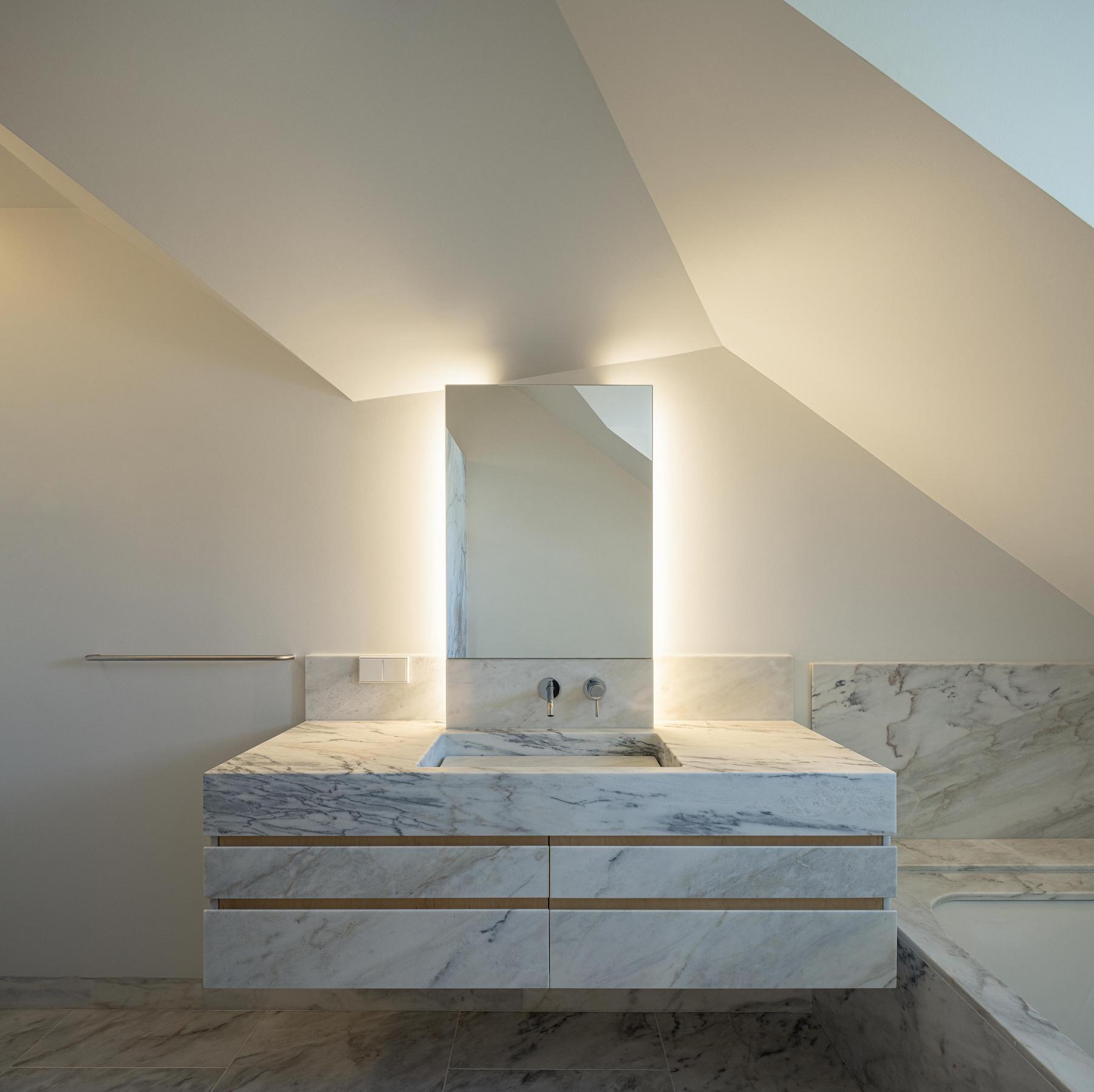 Casa de banho, mármore, iluminação, minimalista, interior, contemporâneo, espelho, cerâmica. — The Frame – Praia da Poça por ARX Portugal - Arquitectos, Boost Studio em Estoril