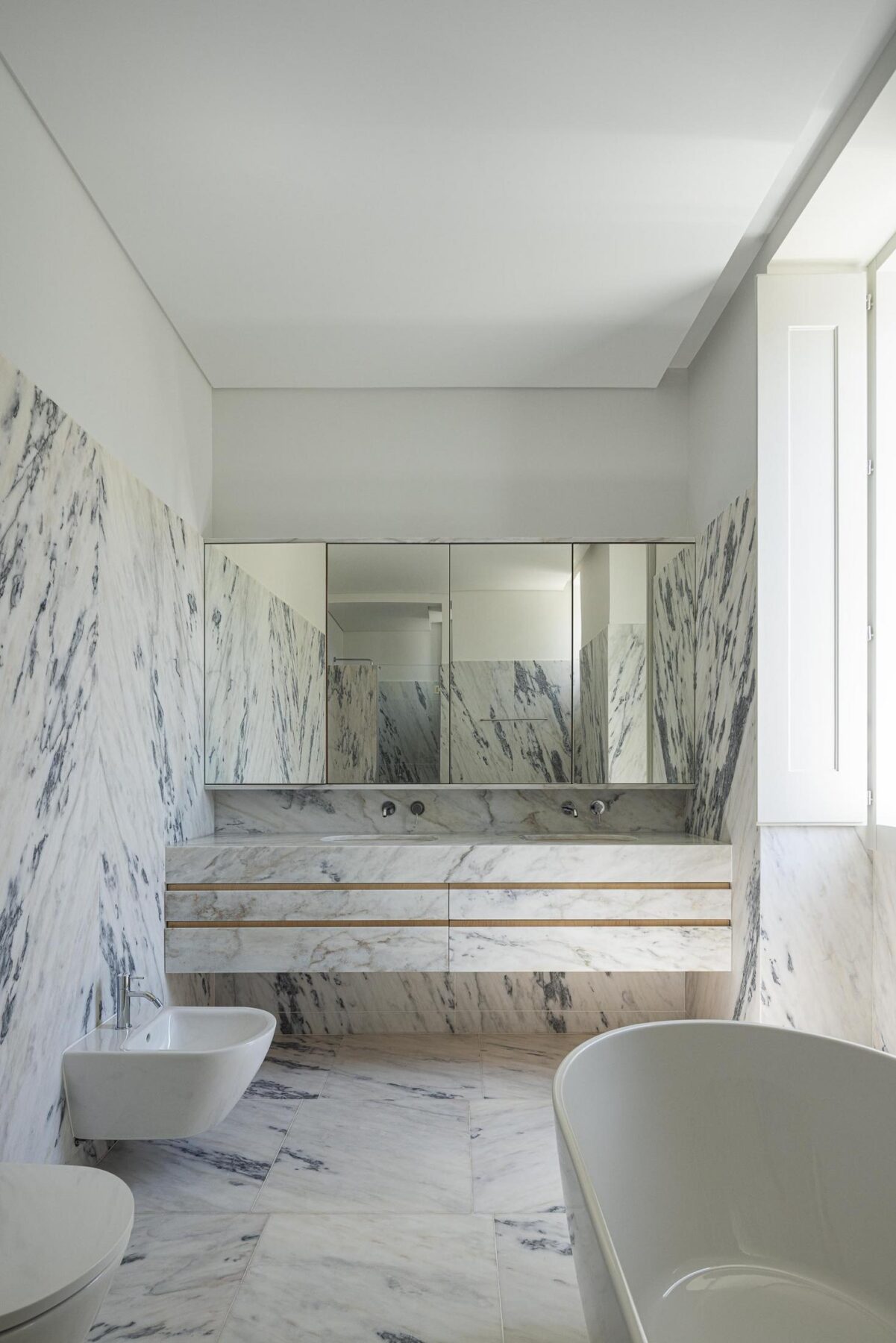 Casa de banho, mármore, interior, minimalista, iluminação natural, contemporâneo, espelho, lavatório. — The Frame – Praia da Poça por ARX Portugal - Arquitectos, Boost Studio em Estoril