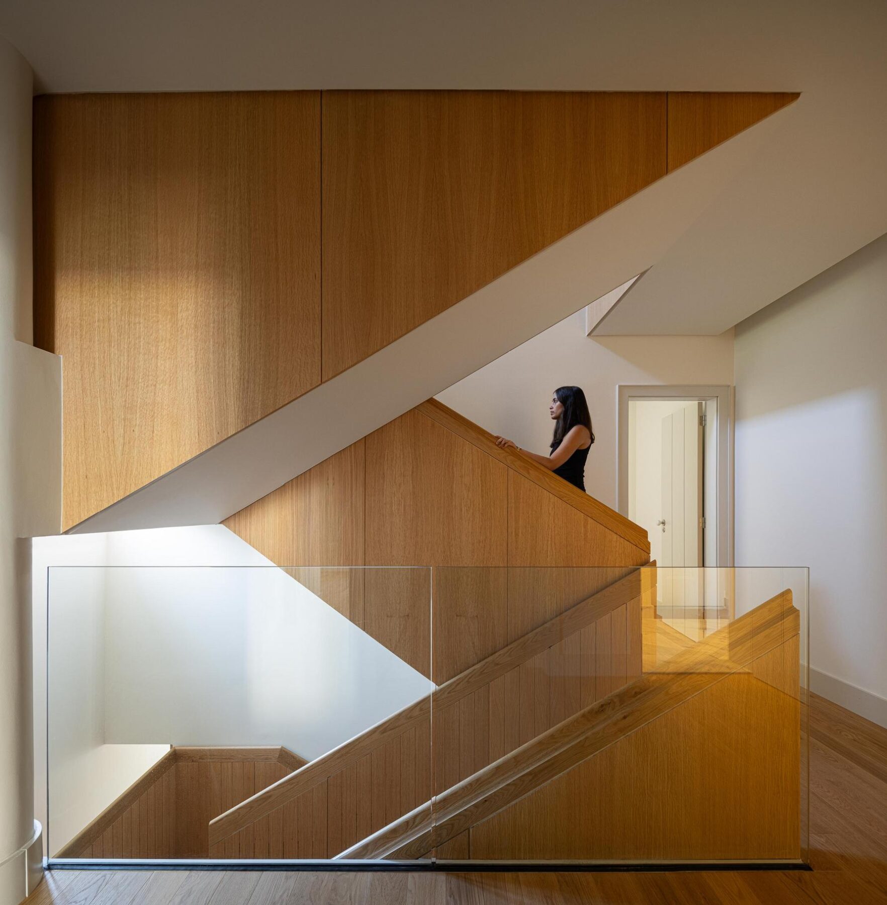 Interior, escadaria, madeira, vidro, contemporâneo, minimalista, iluminação natural, hall — The Frame – Praia da Poça por ARX Portugal - Arquitectos, Boost Studio em Estoril