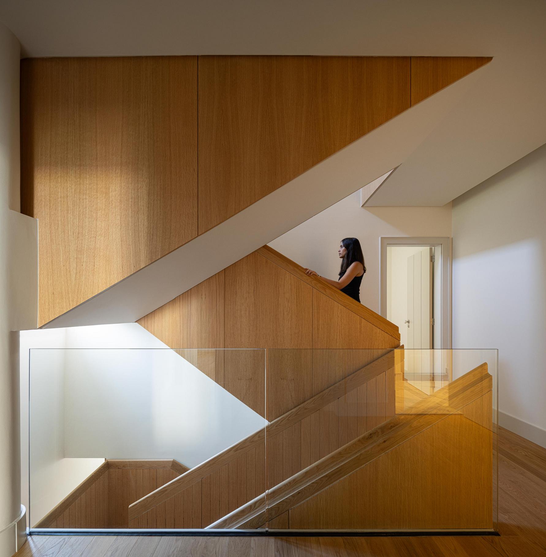 Interior, escadaria, madeira, vidro, contemporâneo, minimalista, iluminação natural, hall — The Frame – Praia da Poça por ARX Portugal - Arquitectos, Boost Studio em Estoril