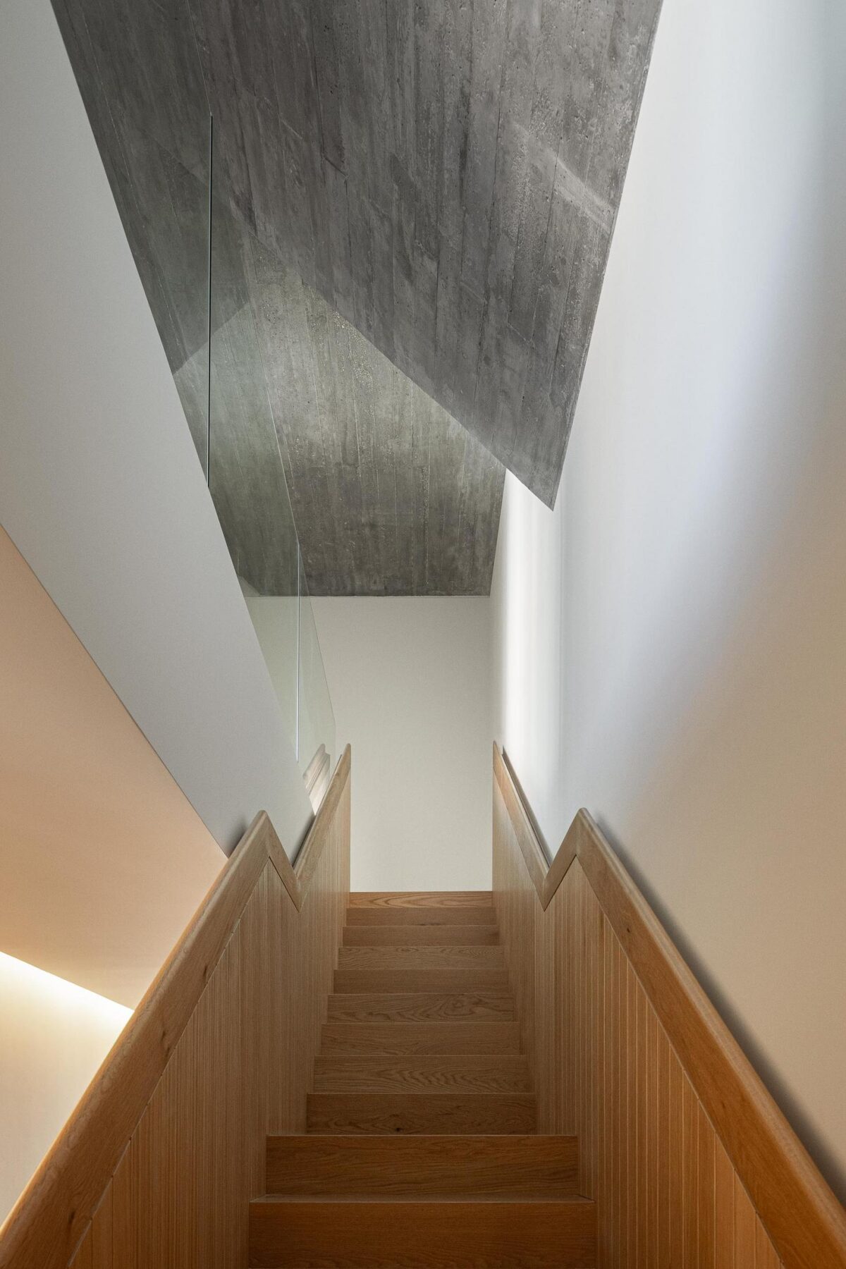 Interior, escadaria, madeira, betão, vidro, minimalista, iluminação natural, contemporâneo — The Frame – Praia da Poça por ARX Portugal - Arquitectos, Boost Studio em Estoril