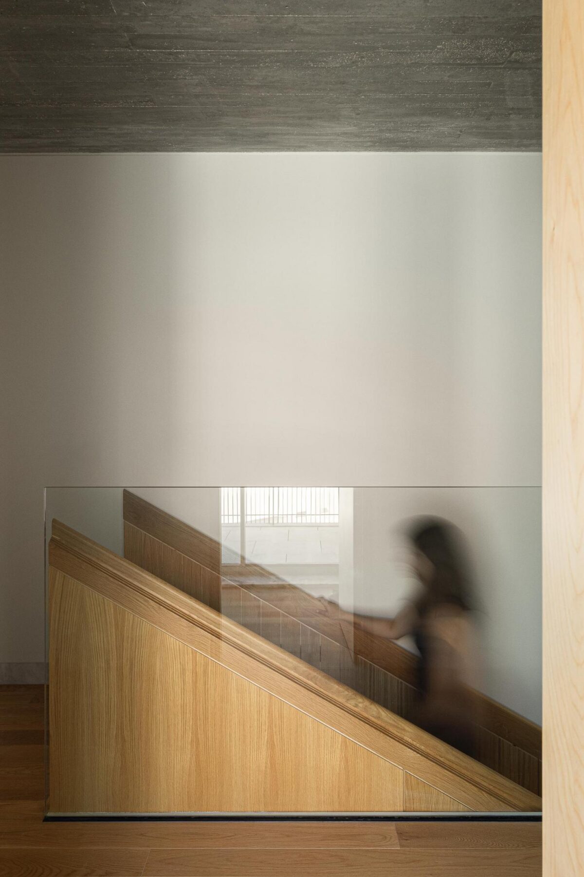 Interior, escadaria, madeira, vidro, betão, minimalista, iluminação natural, contemporâneo — The Frame – Praia da Poça por ARX Portugal - Arquitectos, Boost Studio em Estoril