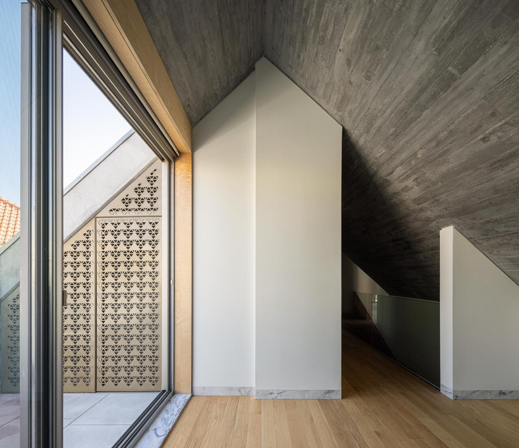 Interior, madeira, betão, vidro, minimalista, iluminação natural, contemporâneo, pé-direito duplo — The Frame – Praia da Poça por ARX Portugal - Arquitectos, Boost Studio em Estoril