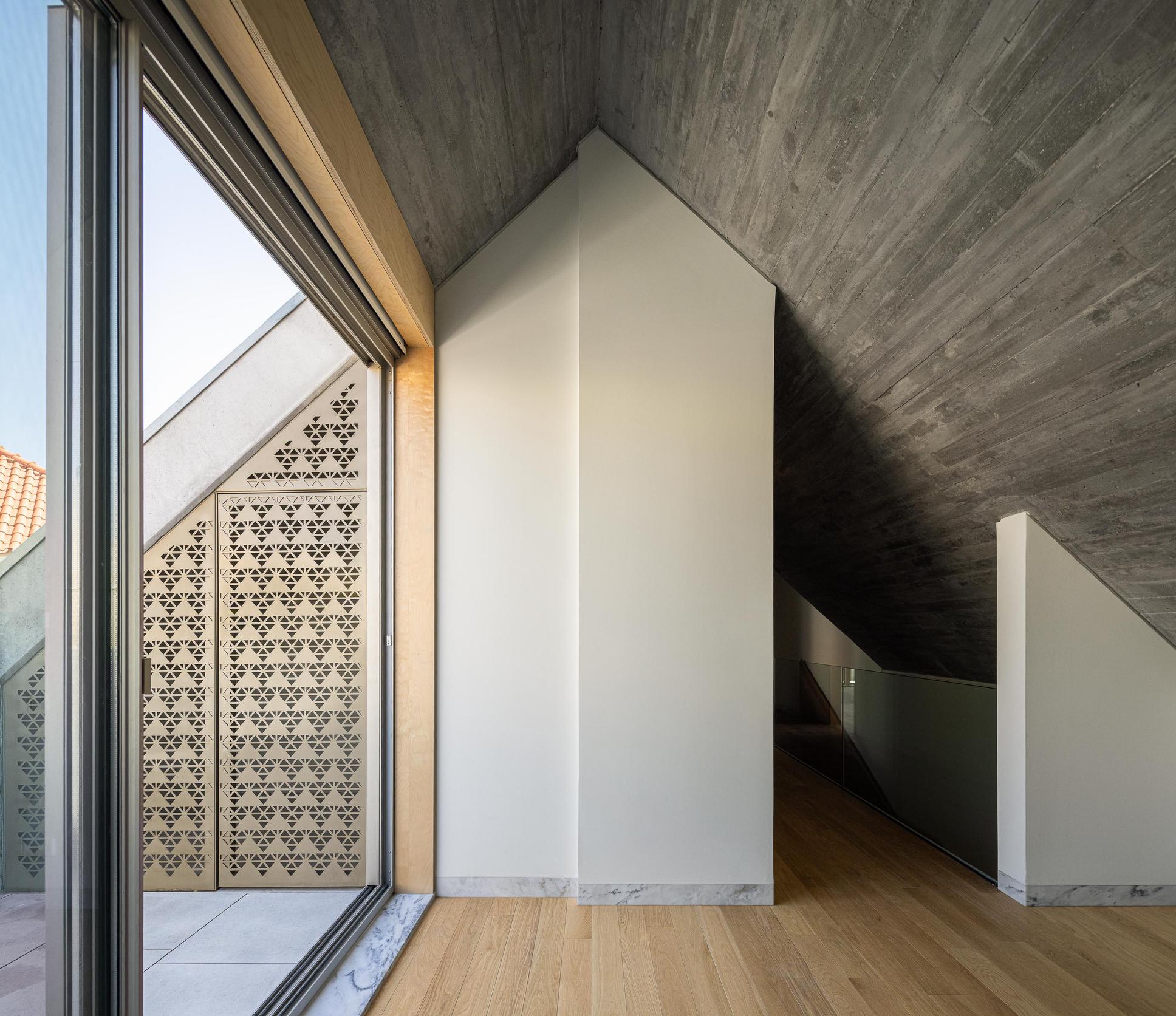 Interior, madeira, betão, vidro, minimalista, iluminação natural, contemporâneo, pé-direito duplo — The Frame – Praia da Poça por ARX Portugal - Arquitectos, Boost Studio em Estoril