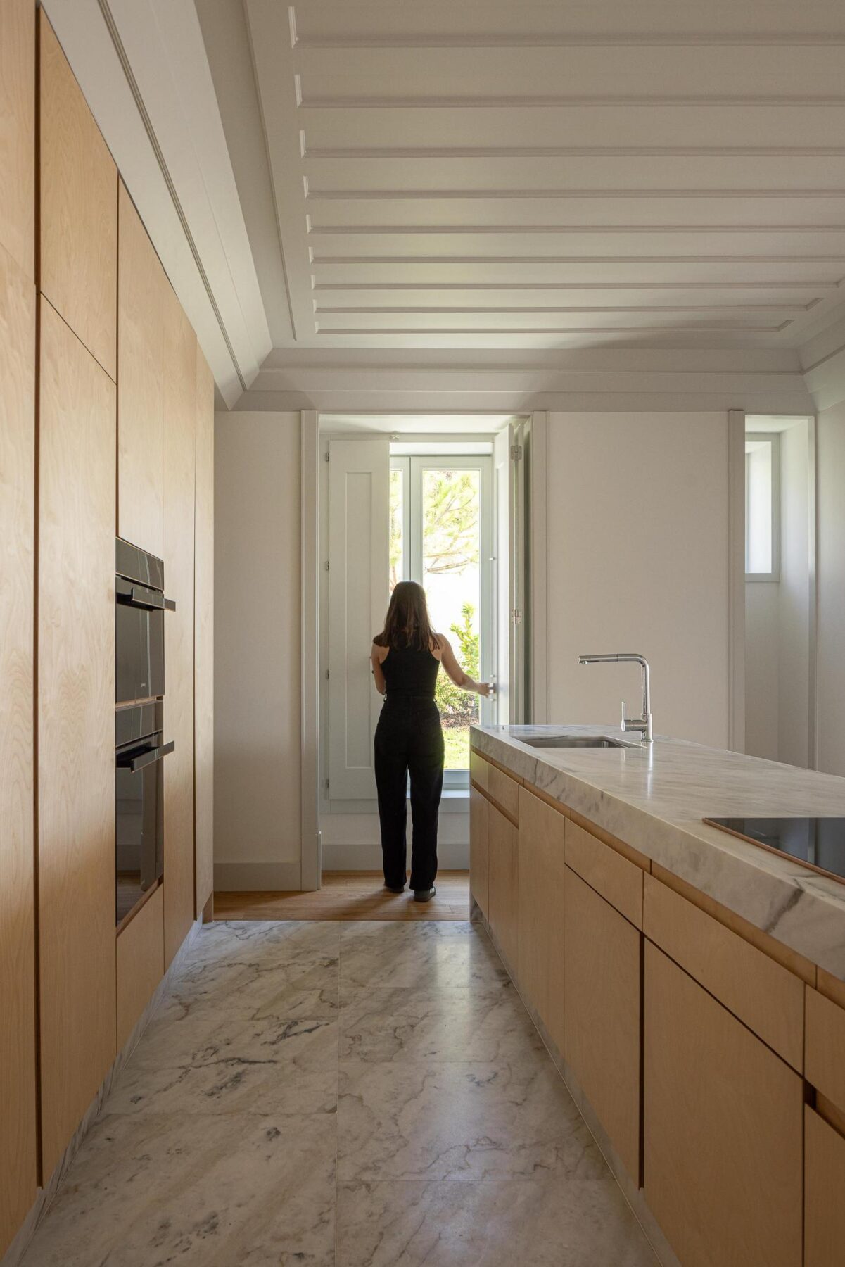 Cozinha, interior, madeira, mármore, iluminação natural, minimalista, contemporâneo, jardim. — The Frame – Praia da Poça por ARX Portugal - Arquitectos, Boost Studio em Estoril