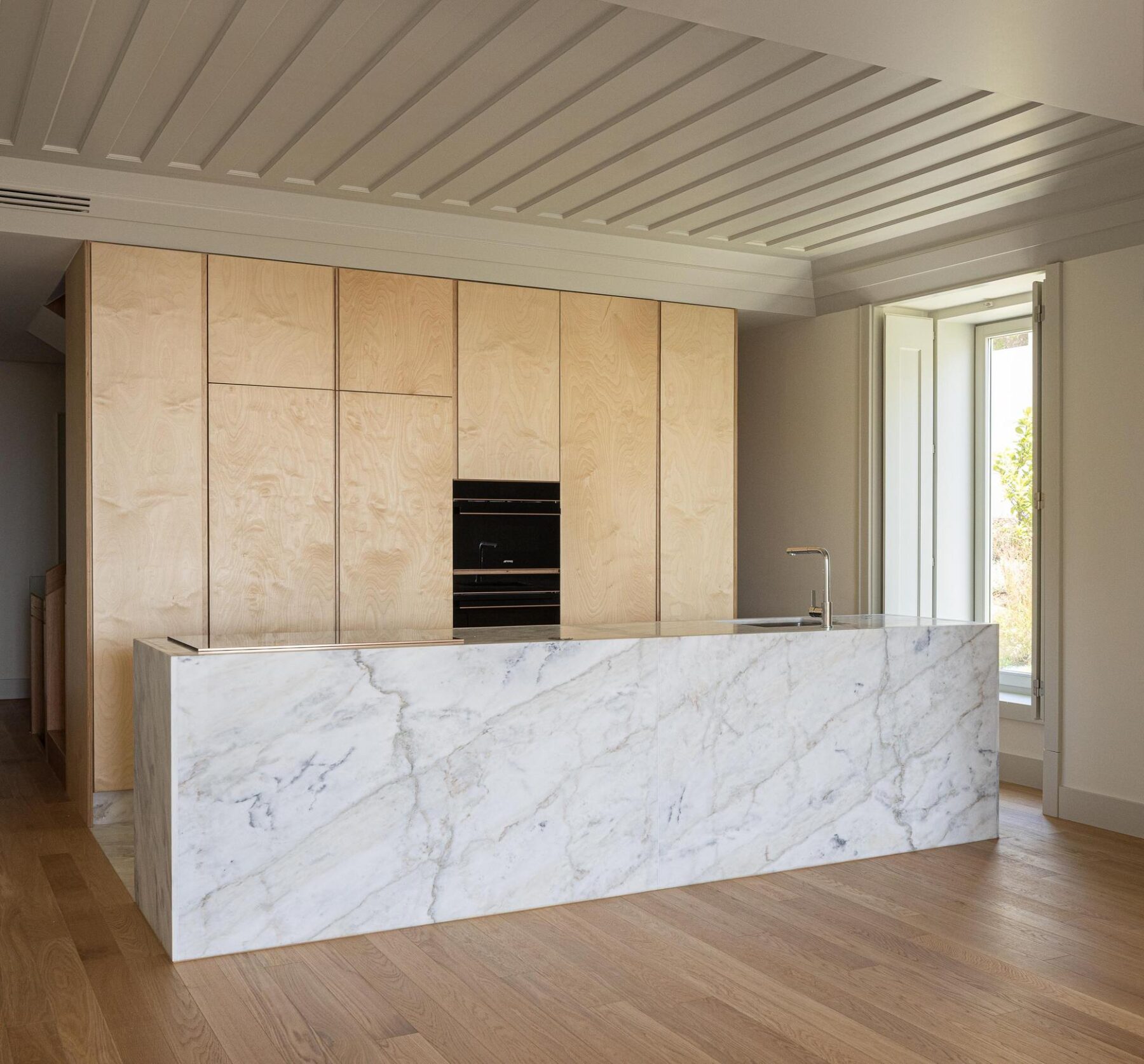 Cozinha, interior, madeira, mármore, iluminação natural, minimalista, contemporâneo, open space — The Frame – Praia da Poça por ARX Portugal - Arquitectos, Boost Studio em Estoril