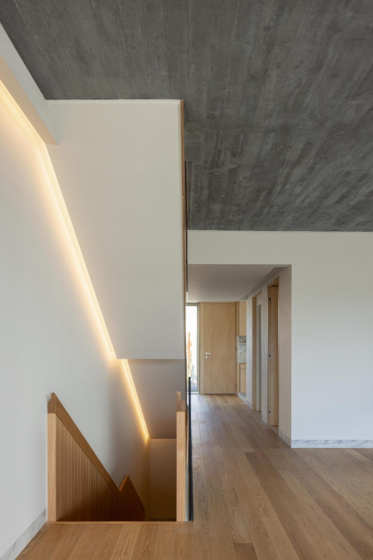 Interior, escadaria, madeira, betão, iluminação natural, minimalista, contemporâneo, corredor. — The Frame – Praia da Poça por ARX Portugal - Arquitectos, Boost Studio em Estoril