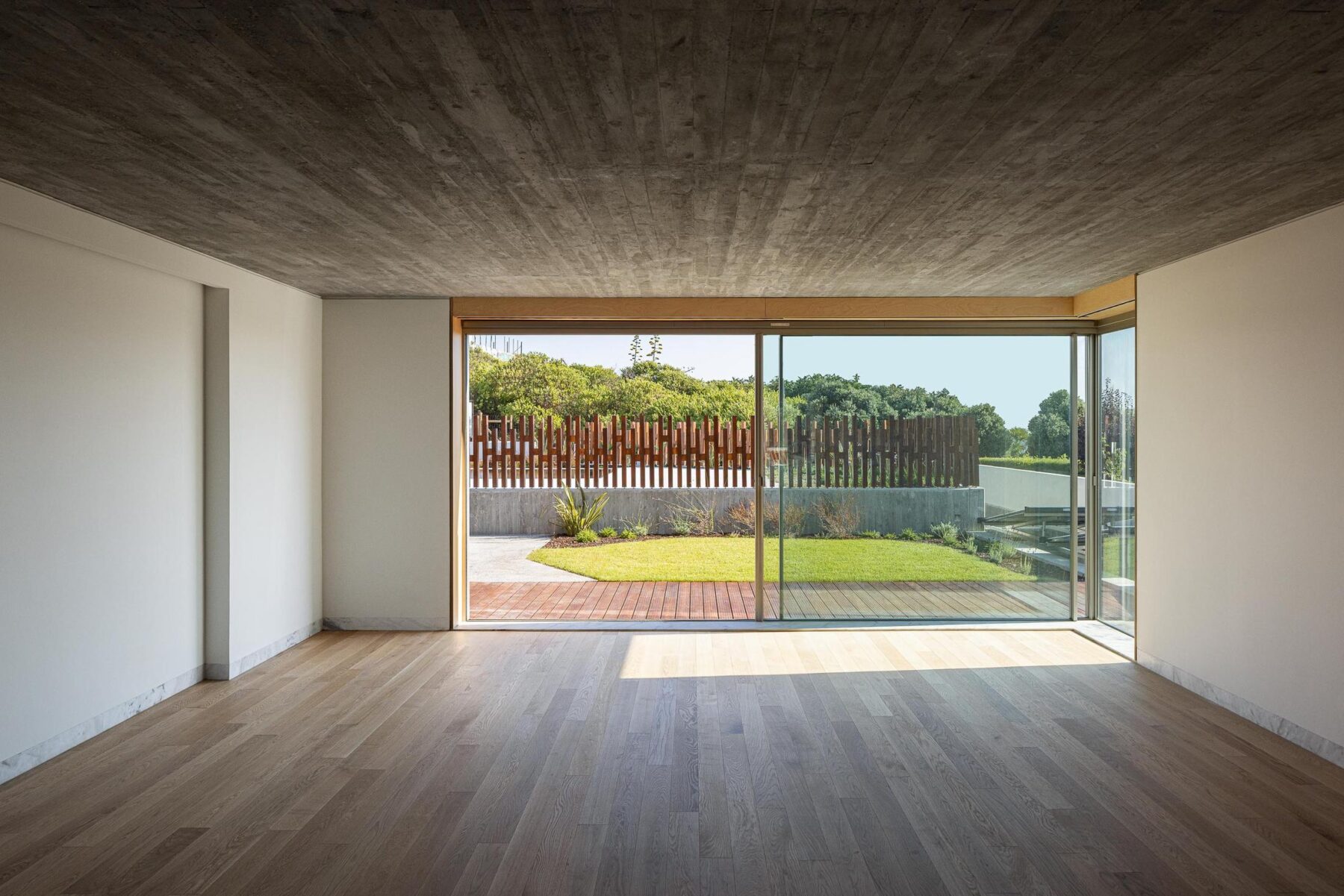 Interior, betão, madeira, vidro, minimalista, iluminação natural, jardim, contemporâneo — The Frame – Praia da Poça por ARX Portugal - Arquitectos, Boost Studio em Estoril