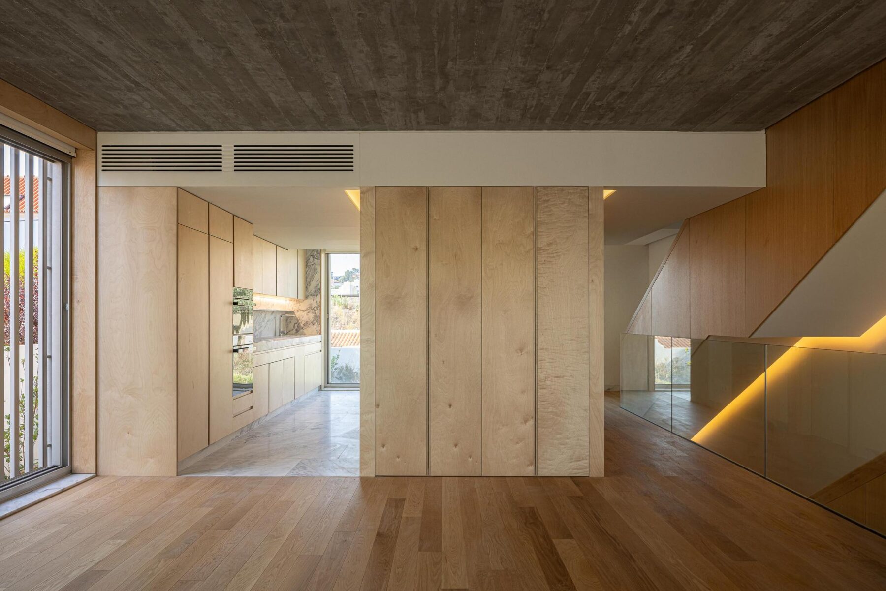 Interior, madeira, betão, vidro, iluminação natural, minimalista, contemporâneo, open space — The Frame – Praia da Poça por ARX Portugal - Arquitectos, Boost Studio em Estoril