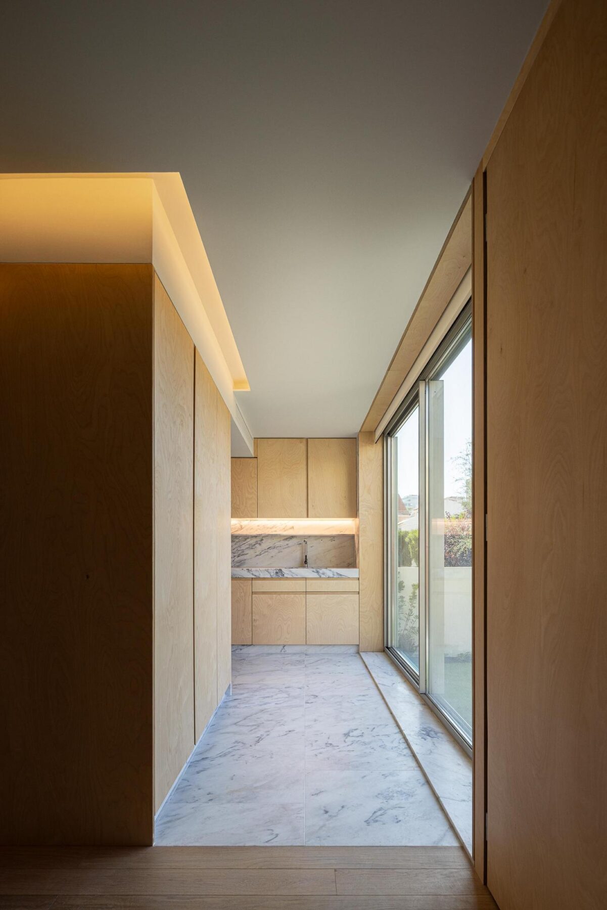 Interior, cozinha, madeira, mármore, vidro, iluminação natural, minimalista, contemporâneo — The Frame – Praia da Poça por ARX Portugal - Arquitectos, Boost Studio em Estoril