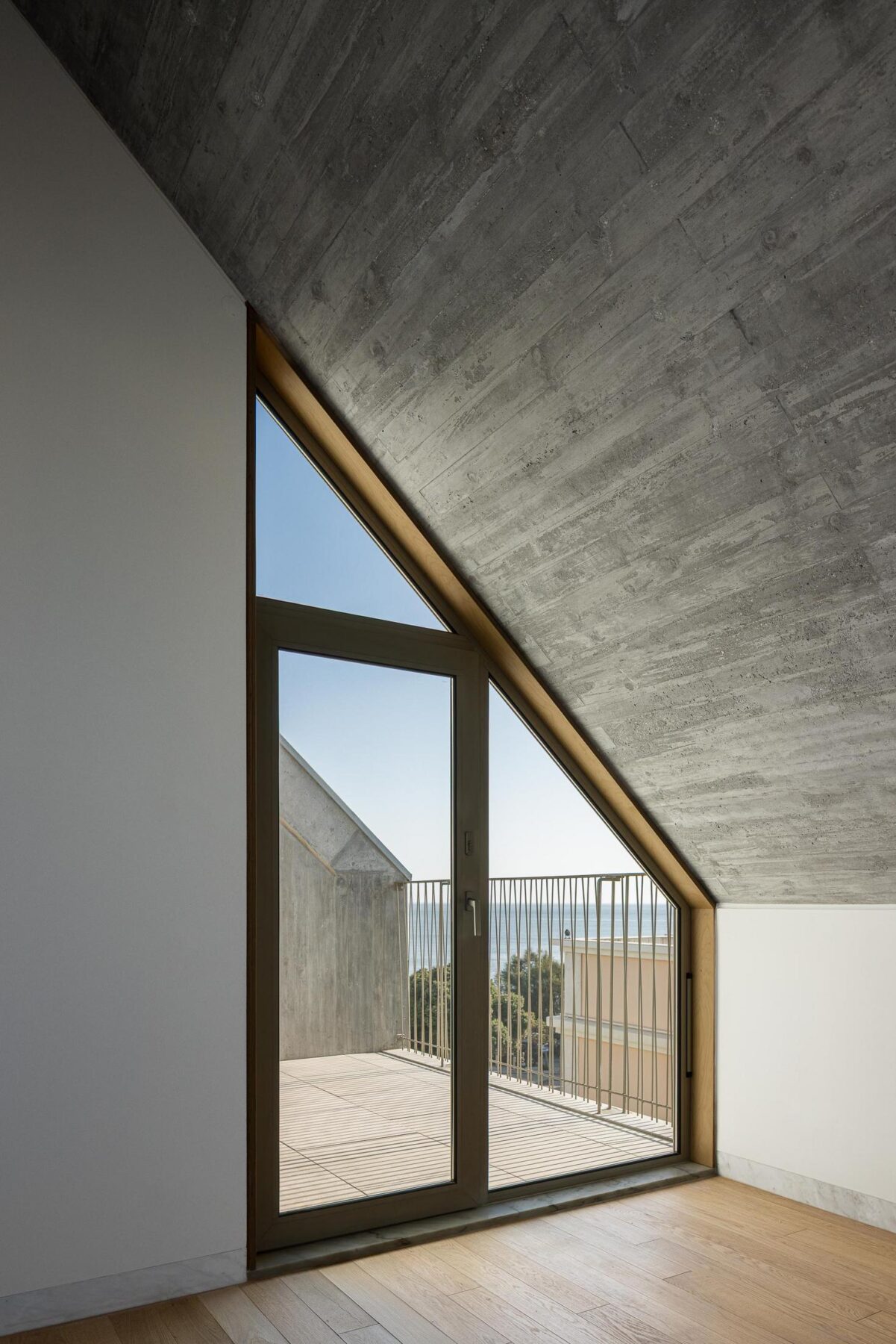 Interior, betão, madeira, vidro, minimalista, iluminação natural, varanda, vista mar — The Frame – Praia da Poça por ARX Portugal - Arquitectos, Boost Studio em Estoril