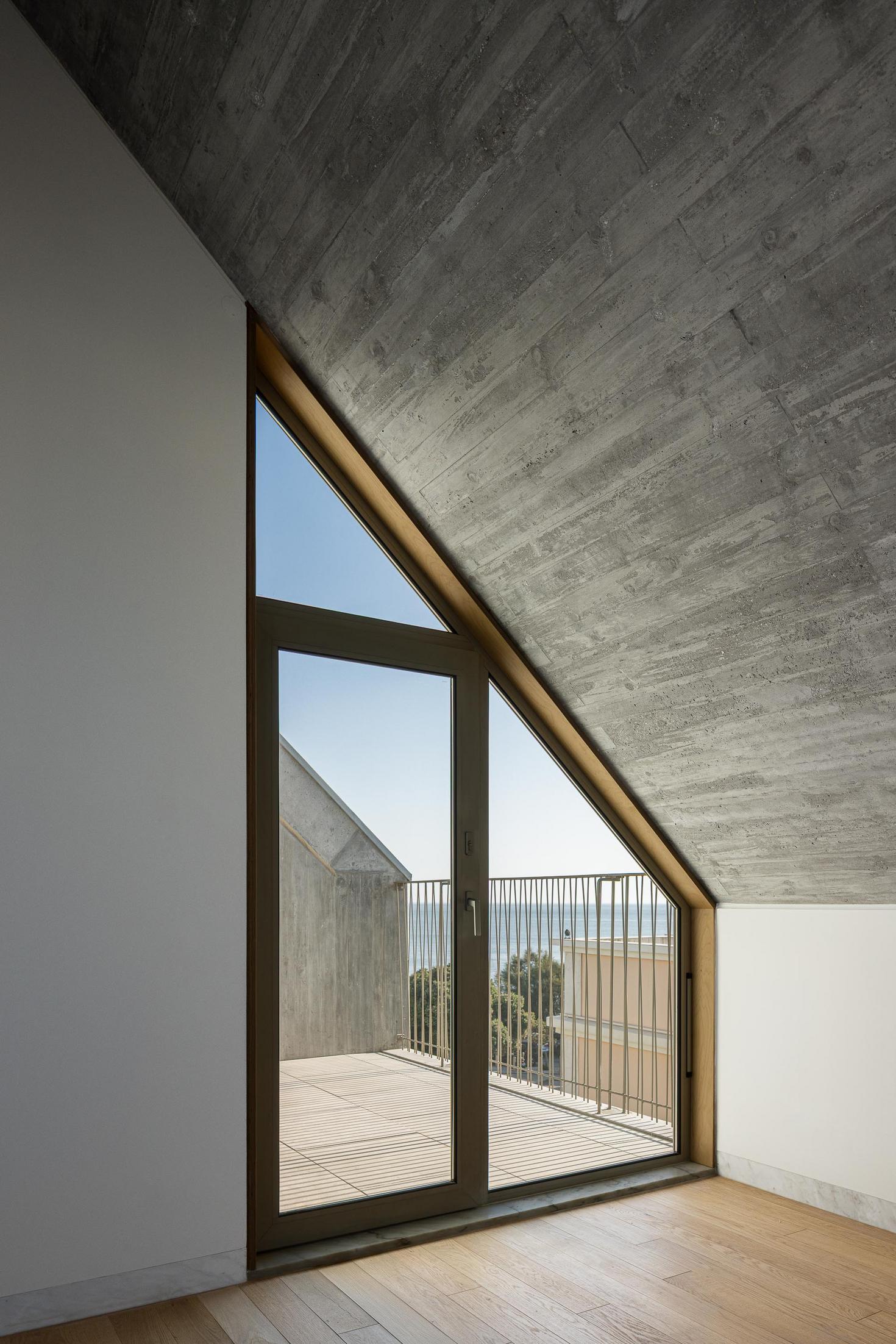 Interior, betão, madeira, vidro, minimalista, iluminação natural, varanda, vista mar — The Frame – Praia da Poça por ARX Portugal - Arquitectos, Boost Studio em Estoril