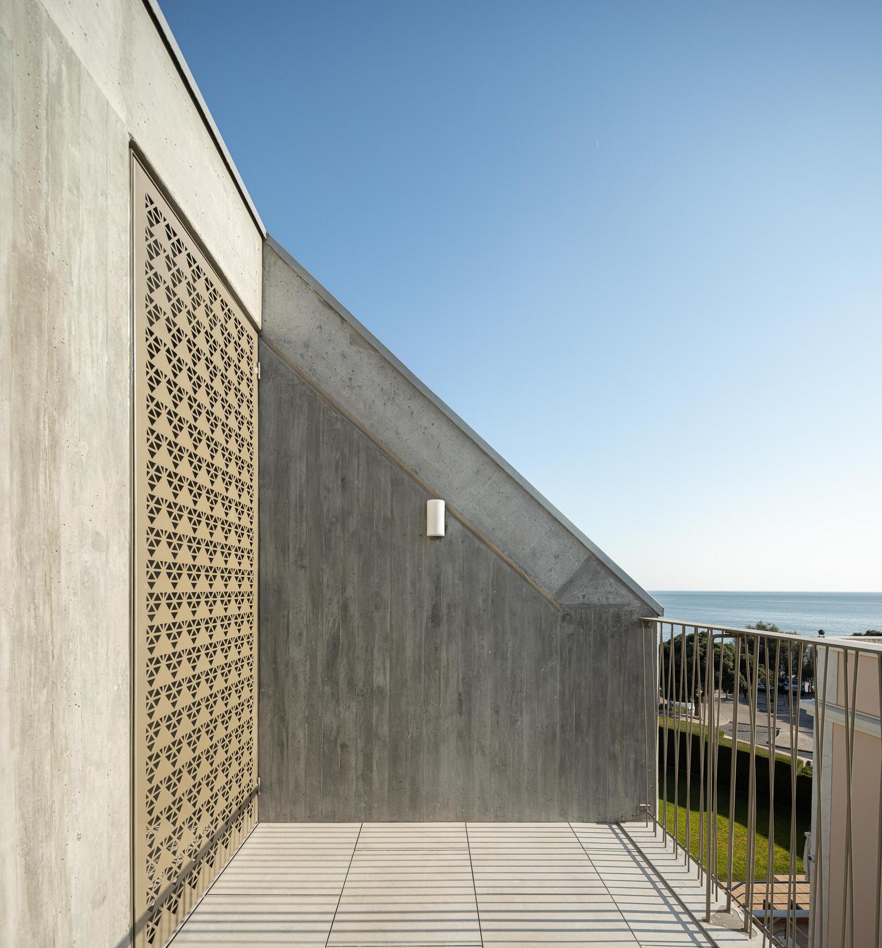 Varanda, betão, metal, vista mar, minimalista, contemporâneo, exterior, iluminação natural — The Frame – Praia da Poça por ARX Portugal - Arquitectos, Boost Studio em Estoril