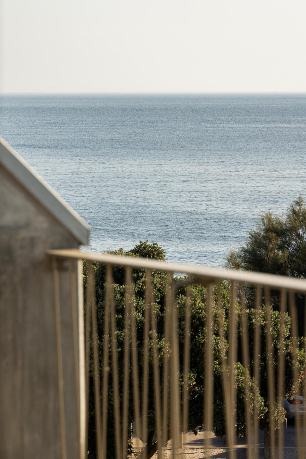 Varanda, metal, vista mar, exterior, iluminação natural, minimalista — The Frame – Praia da Poça por ARX Portugal - Arquitectos, Boost Studio em Estoril