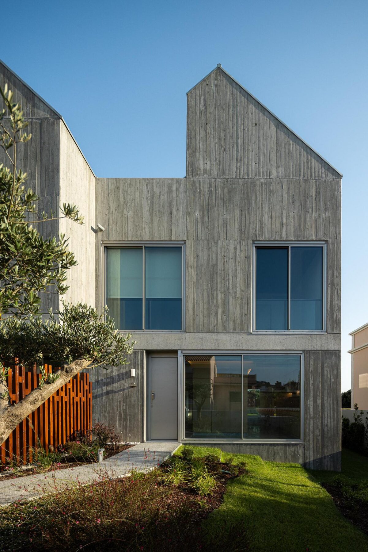 Fachada, exterior, betão, vidro, minimalista, contemporâneo, iluminação natural, jardim — The Frame – Praia da Poça por ARX Portugal - Arquitectos, Boost Studio em Estoril