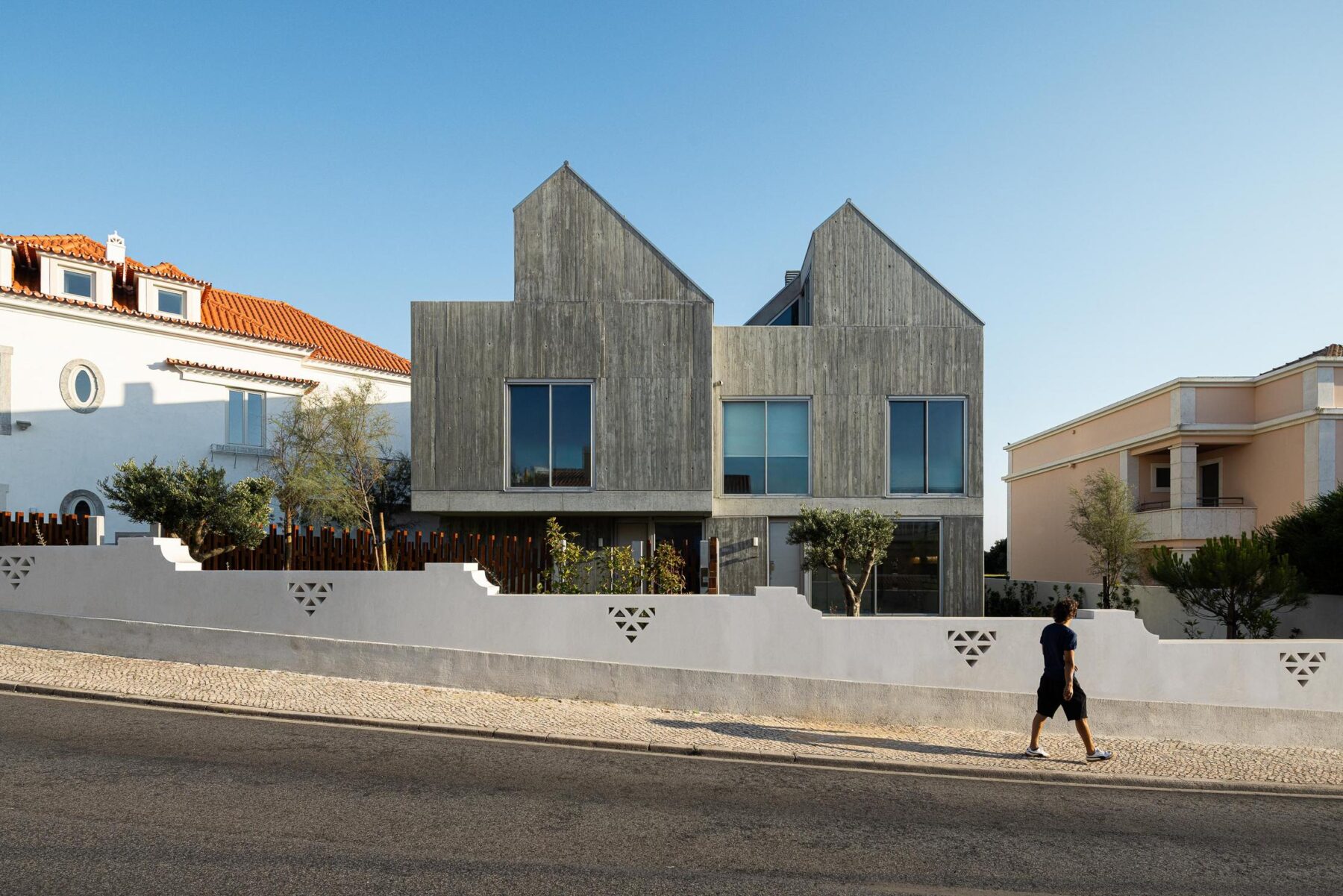 Exterior, fachada, betão, vidro, contemporâneo, minimalista, iluminação natural, madeira. — The Frame – Praia da Poça por ARX Portugal - Arquitectos, Boost Studio em Estoril