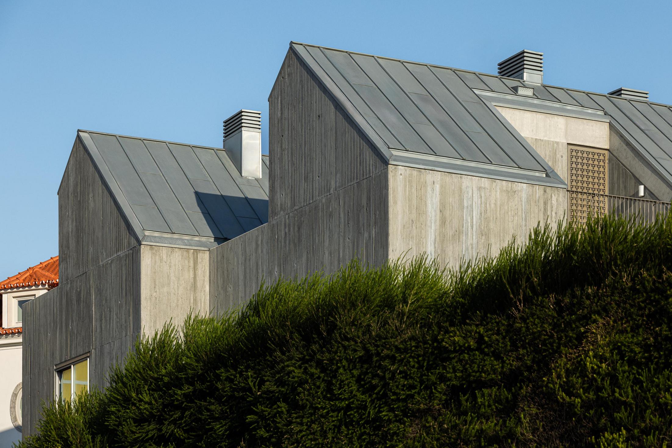 Exterior, fachada, betão, zinco, contemporâneo, minimalista, iluminação natural, jardim. — The Frame – Praia da Poça por ARX Portugal - Arquitectos, Boost Studio em Estoril