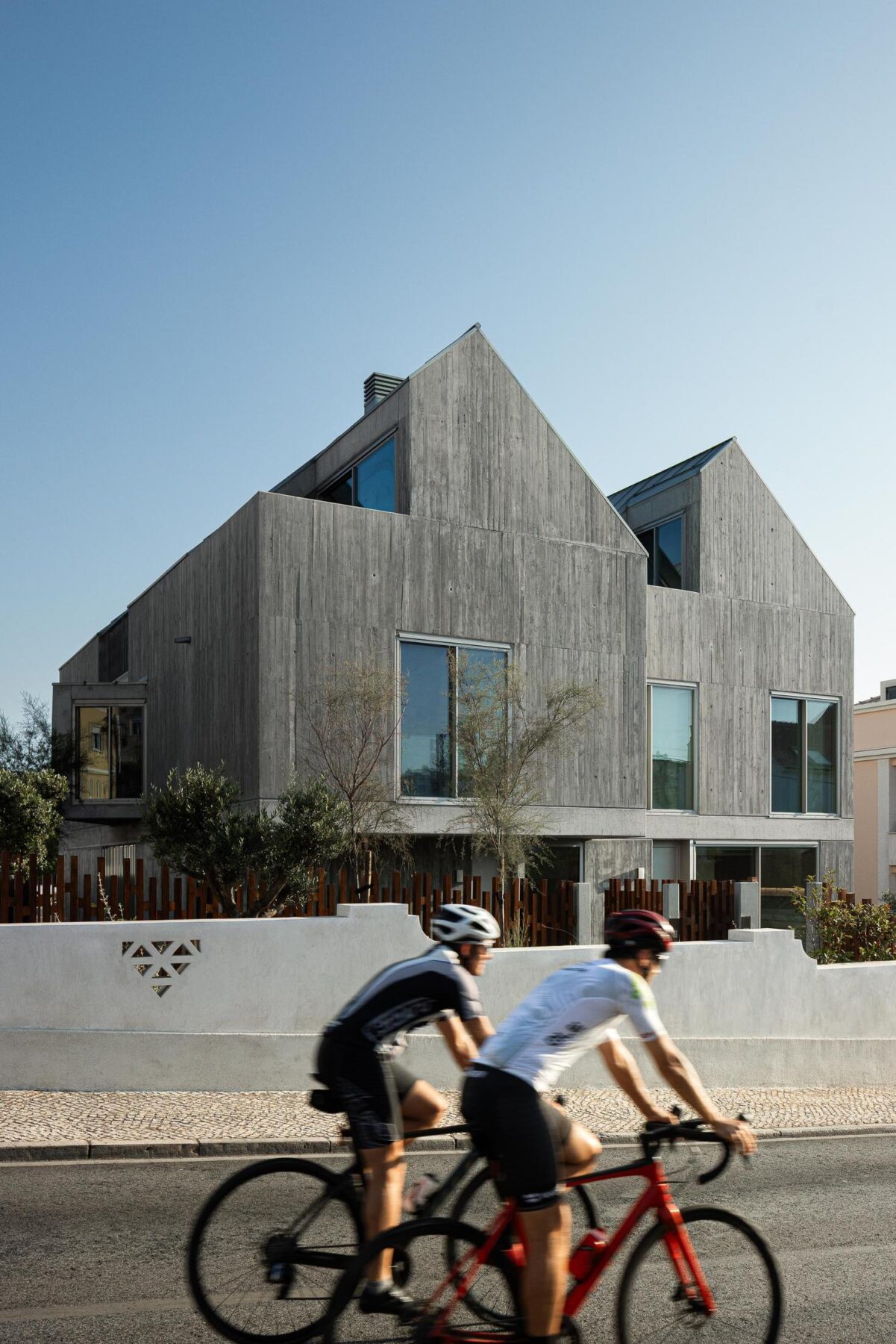 Fachada, exterior, betão, vidro, minimalista, contemporâneo, iluminação natural. — The Frame – Praia da Poça por ARX Portugal - Arquitectos, Boost Studio em Estoril