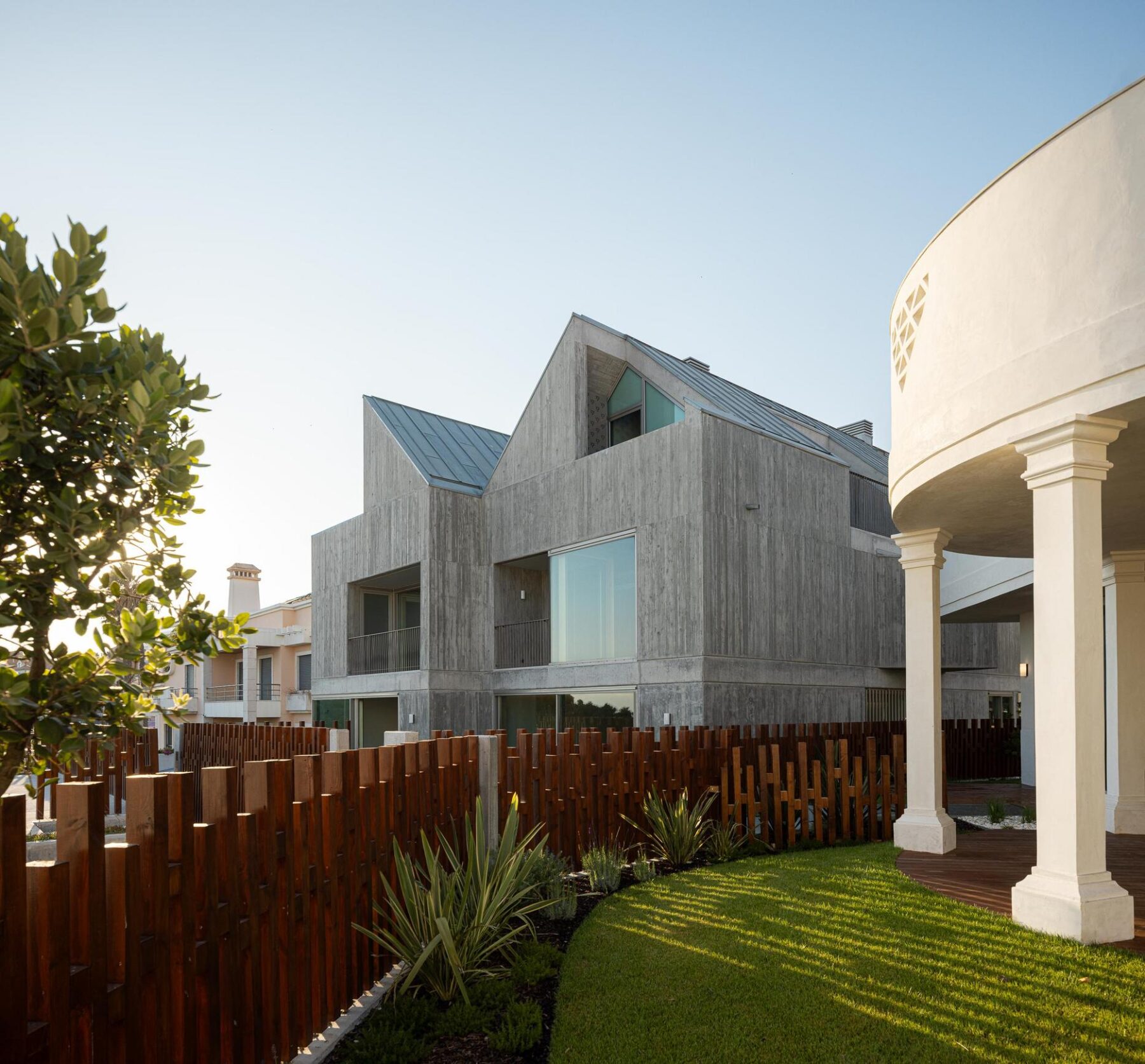 Exterior, fachada, betão, madeira, vidro, contemporâneo, iluminação natural, jardim — The Frame – Praia da Poça por ARX Portugal - Arquitectos, Boost Studio em Estoril