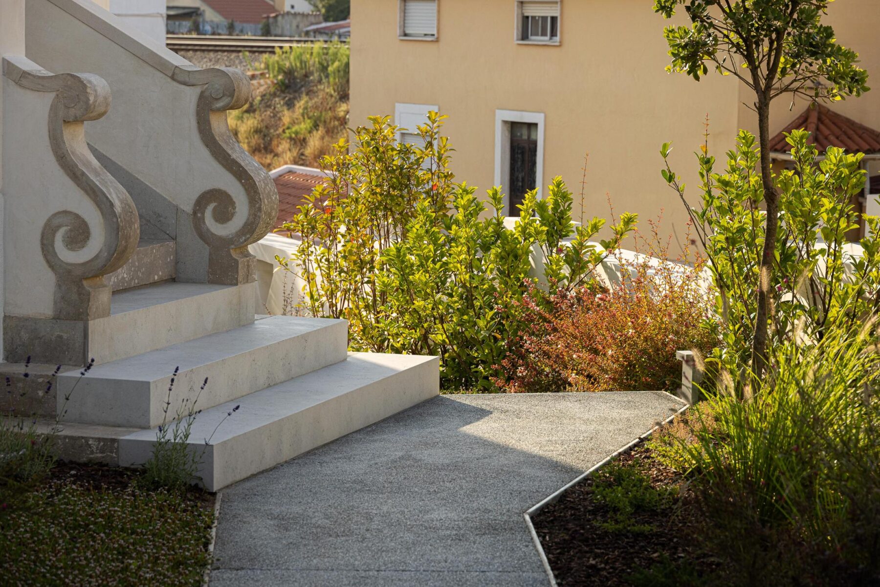 Exterior, escadaria, pedra, jardim, iluminação natural, clássico. — The Frame – Praia da Poça por ARX Portugal - Arquitectos, Boost Studio em Estoril