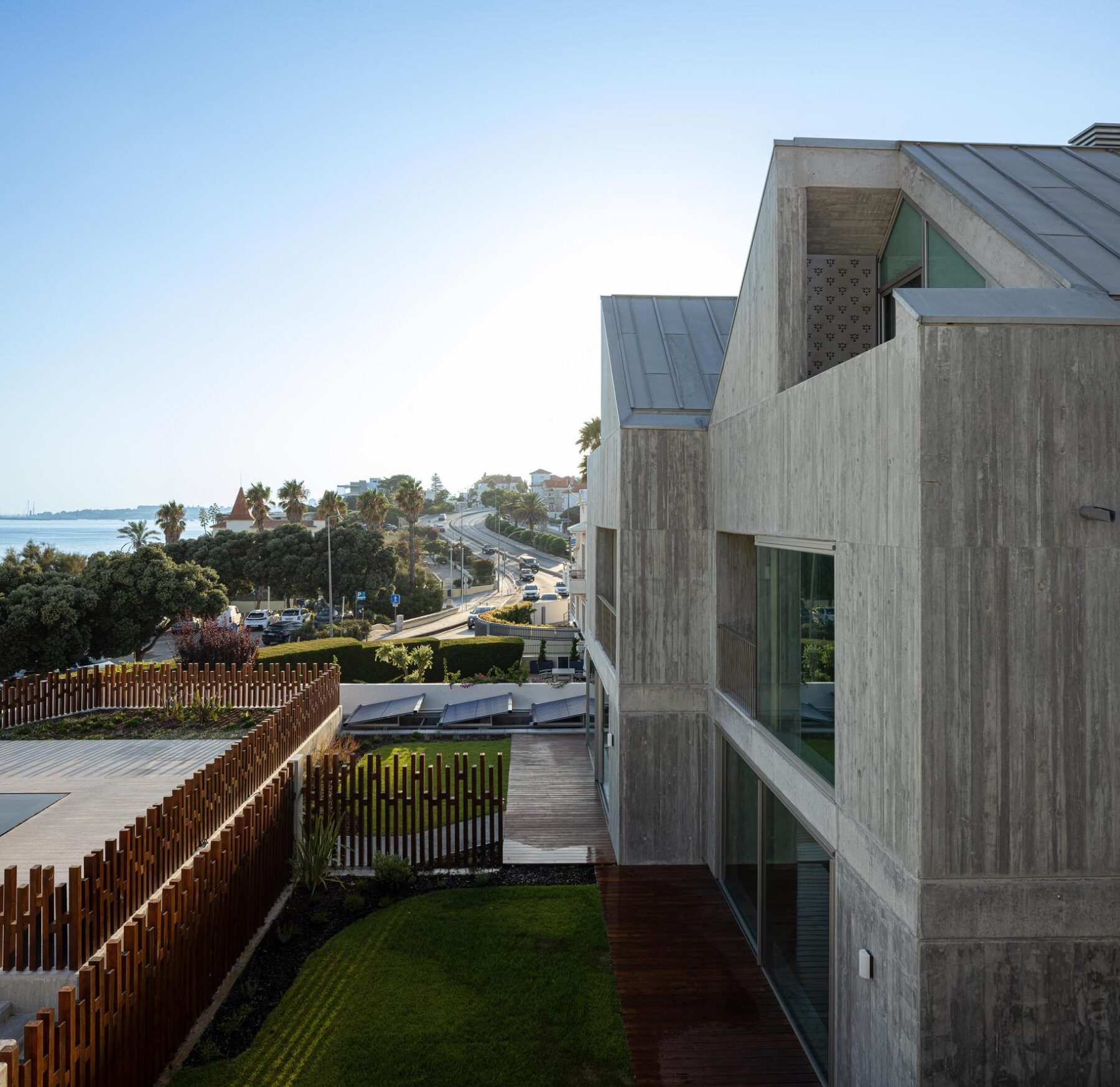 Exterior, betão, madeira, vidro, contemporâneo, minimalista, jardim, vista mar — The Frame – Praia da Poça por ARX Portugal - Arquitectos, Boost Studio em Estoril
